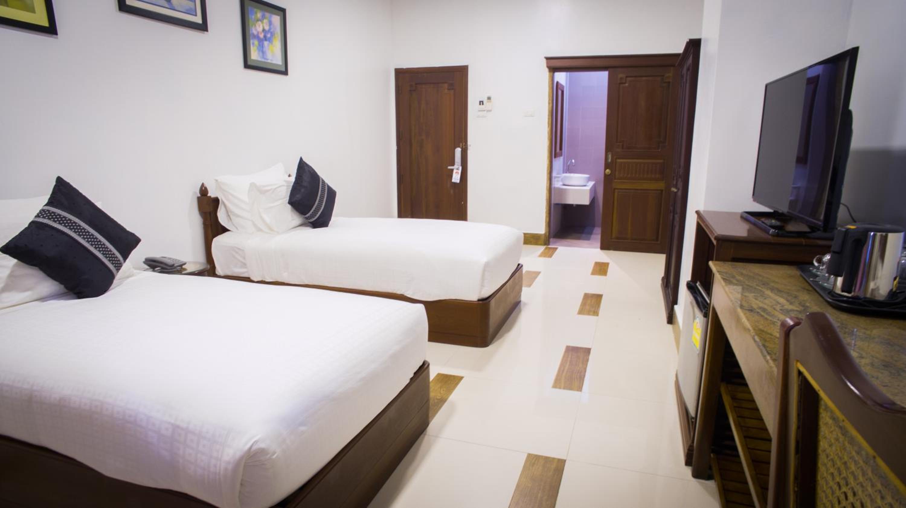 Deluxe Twin Room with City View photo 2
