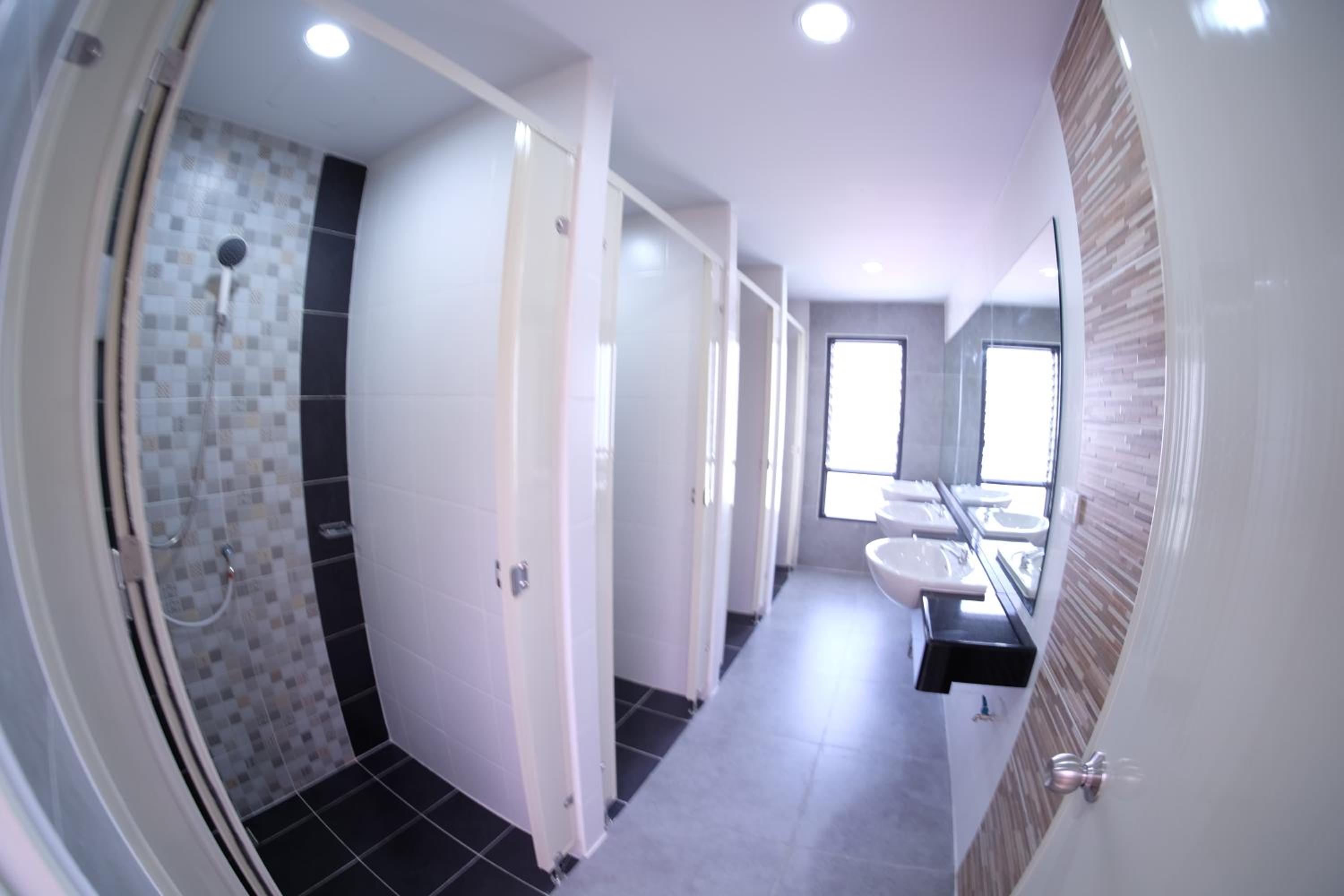 Family Room (6 Adults) with Shared Bathroom photo 3