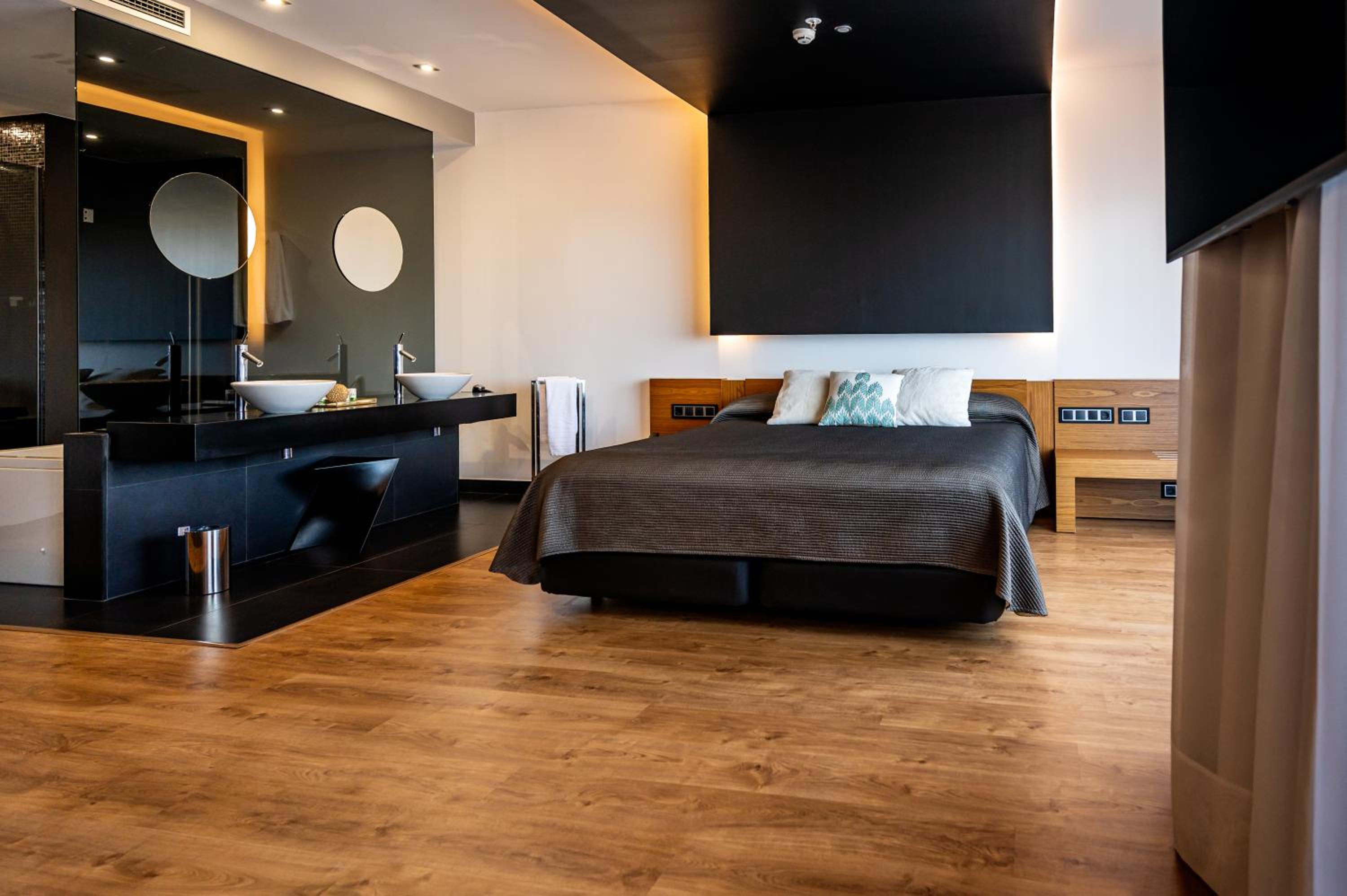 Suite with Spa Access photo 3