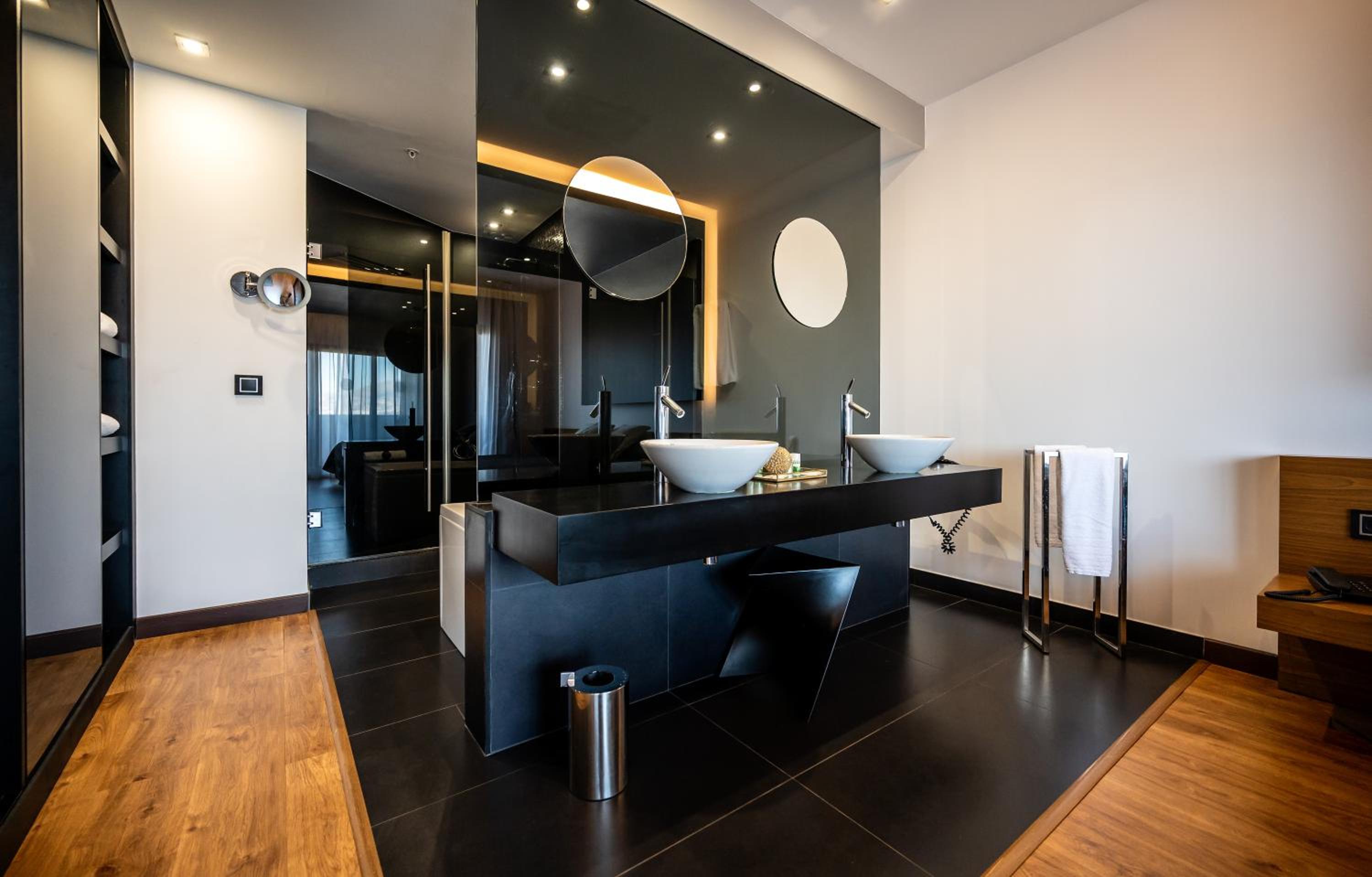 Suite with Spa Access photo 1