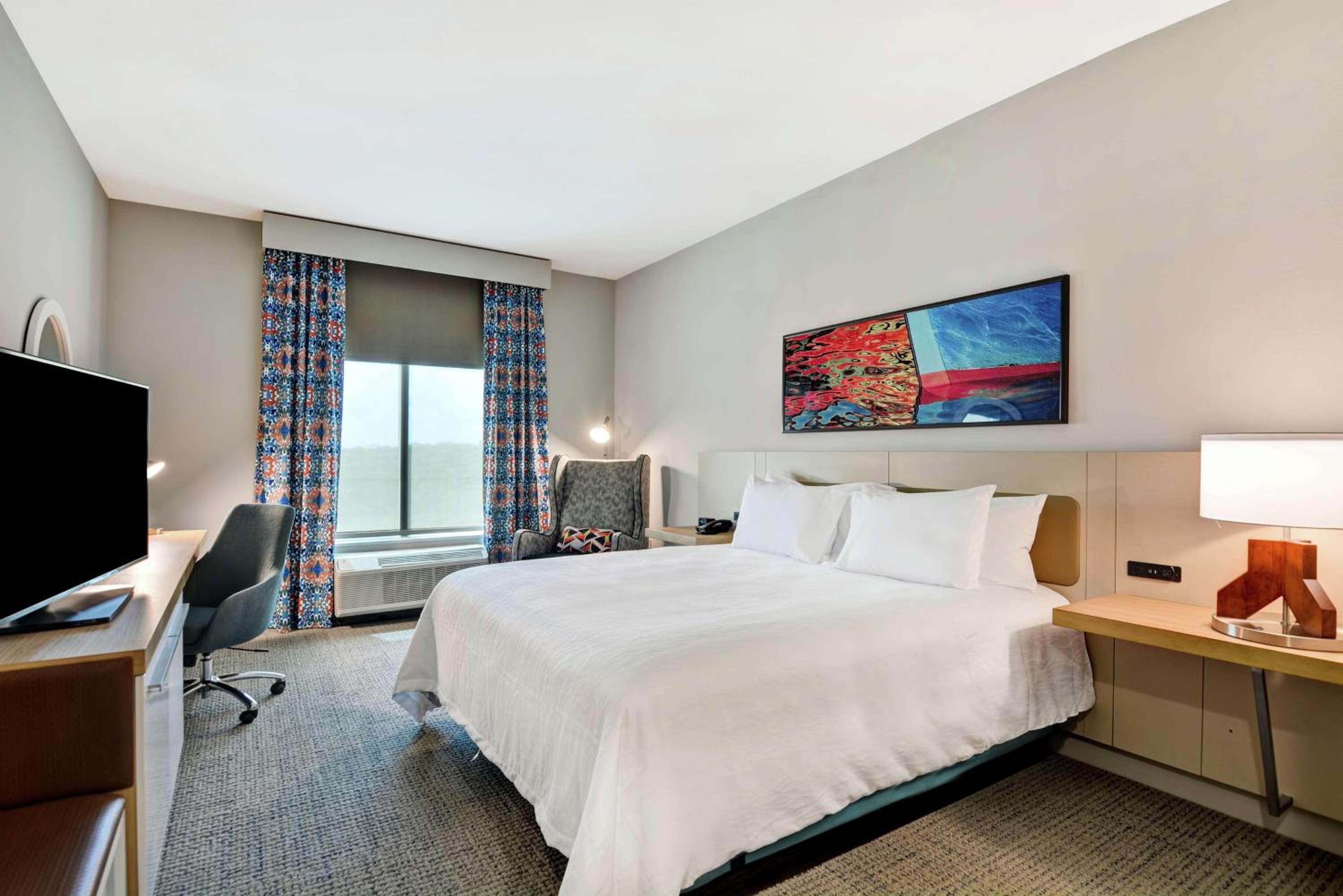King Room with Accessible Tub - Mobility Access - Photo 4