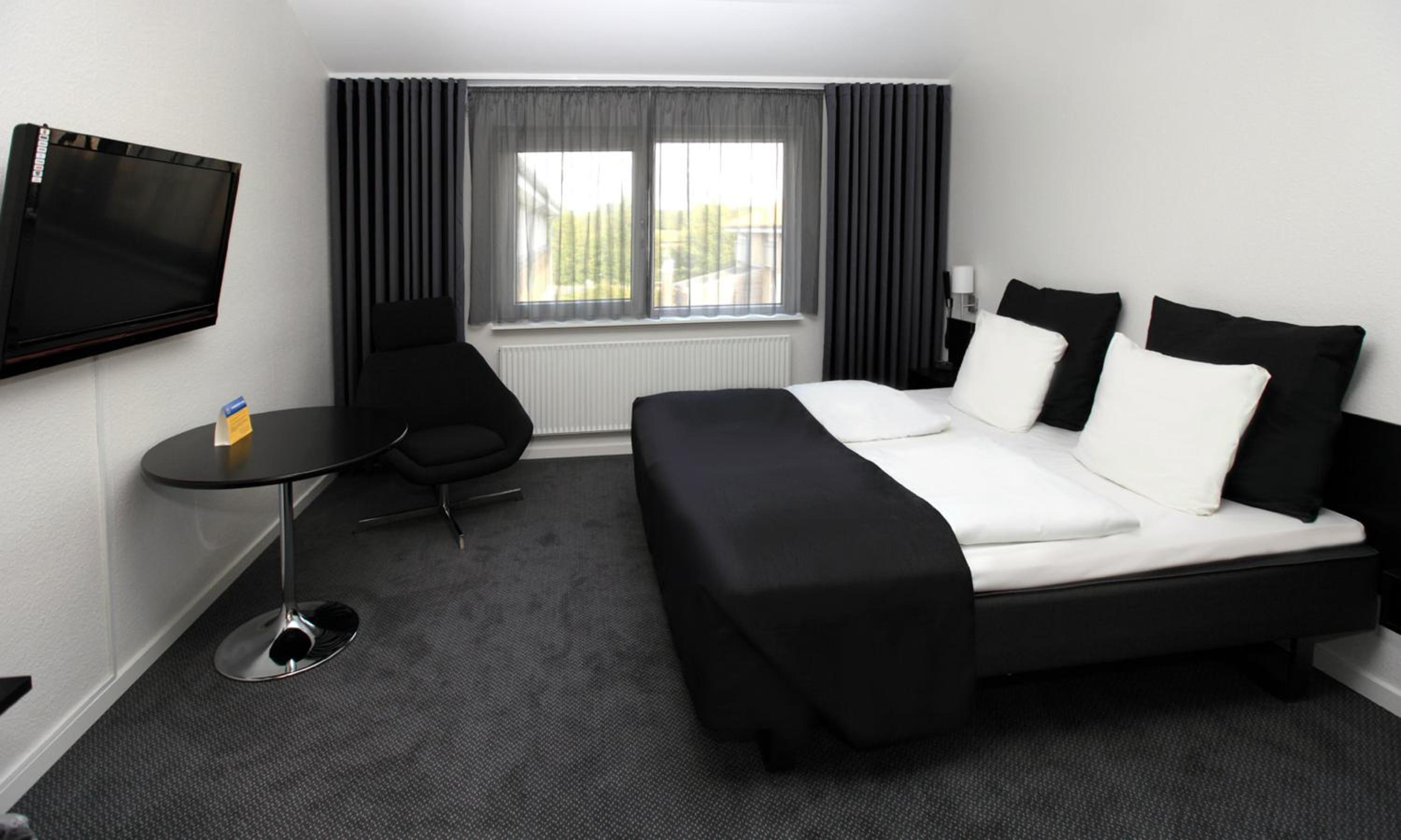 Standard Twin Room - Photo 12