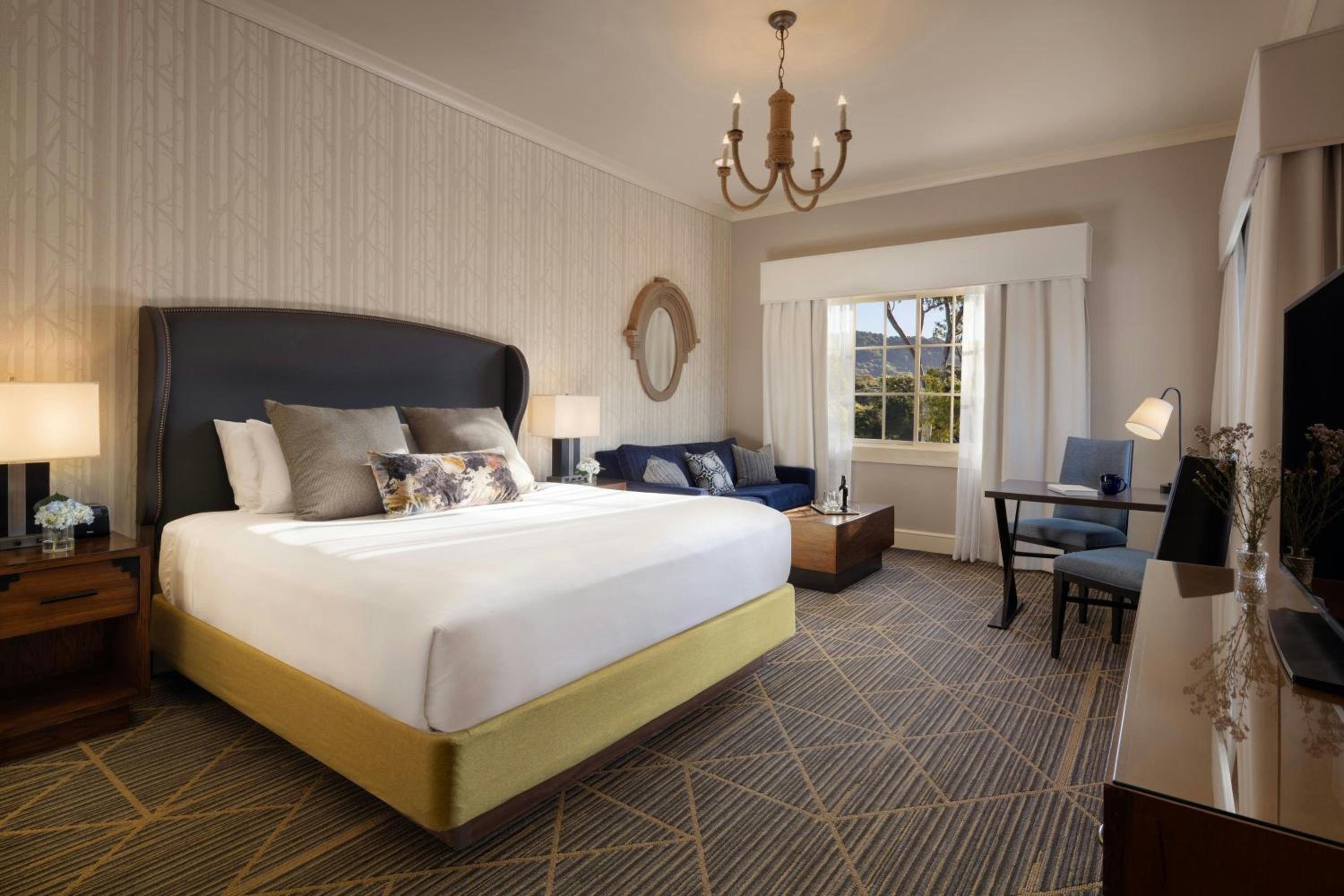 Deluxe King Room with Sofa Bed and Balcony - River View - Photo 1
