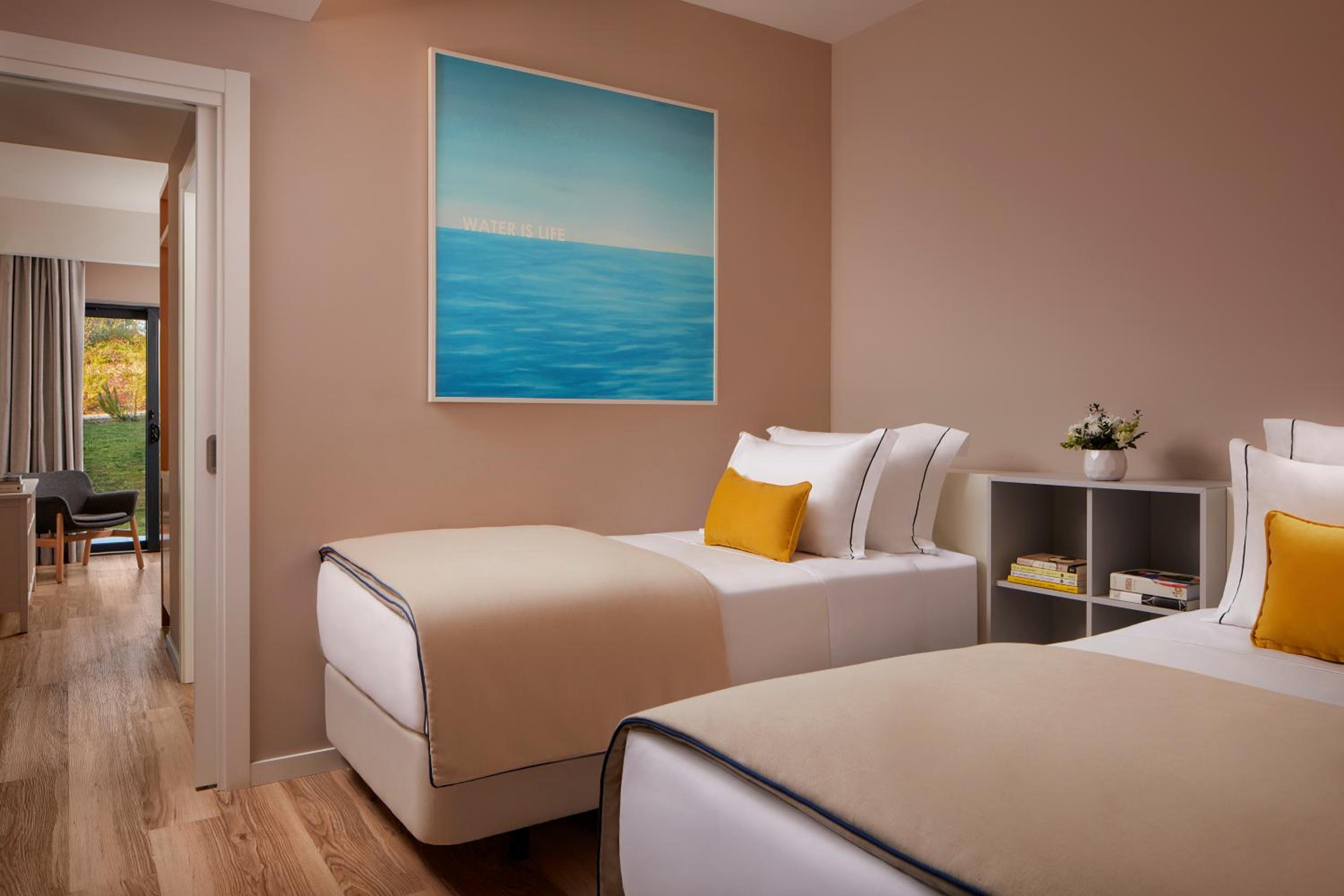 Family Deluxe Room  (2 Adults + 2 Children) - Photo 3