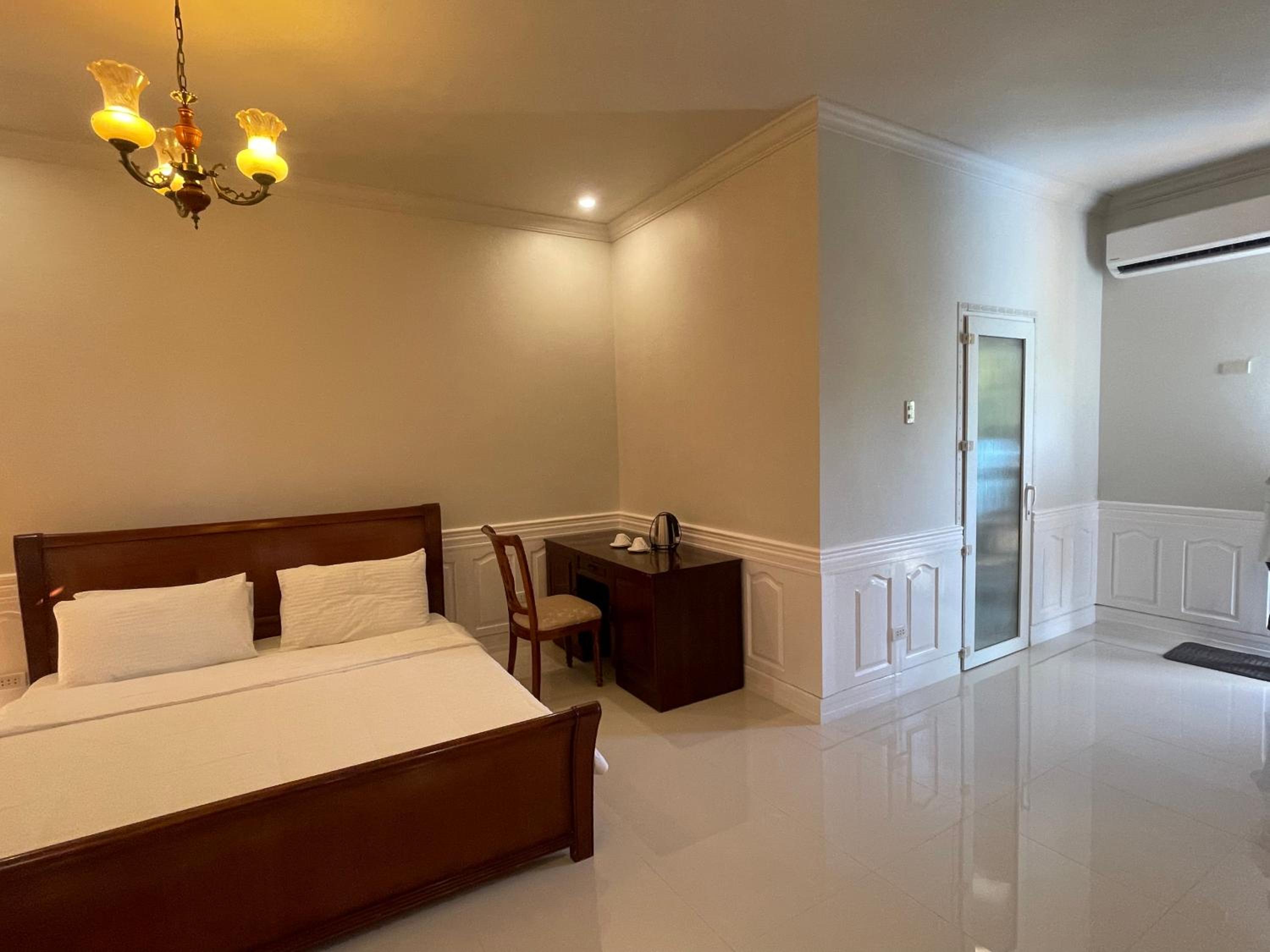 Superior King Room - Photo 5