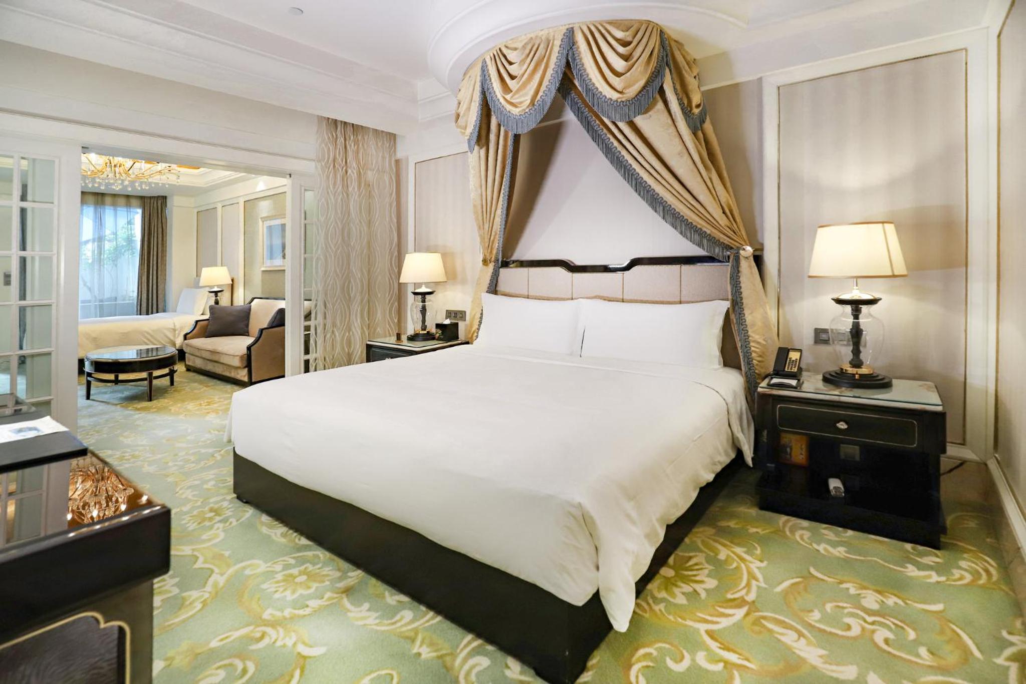 One-Bedroom King Suite with One Single Bed and Courtyard View