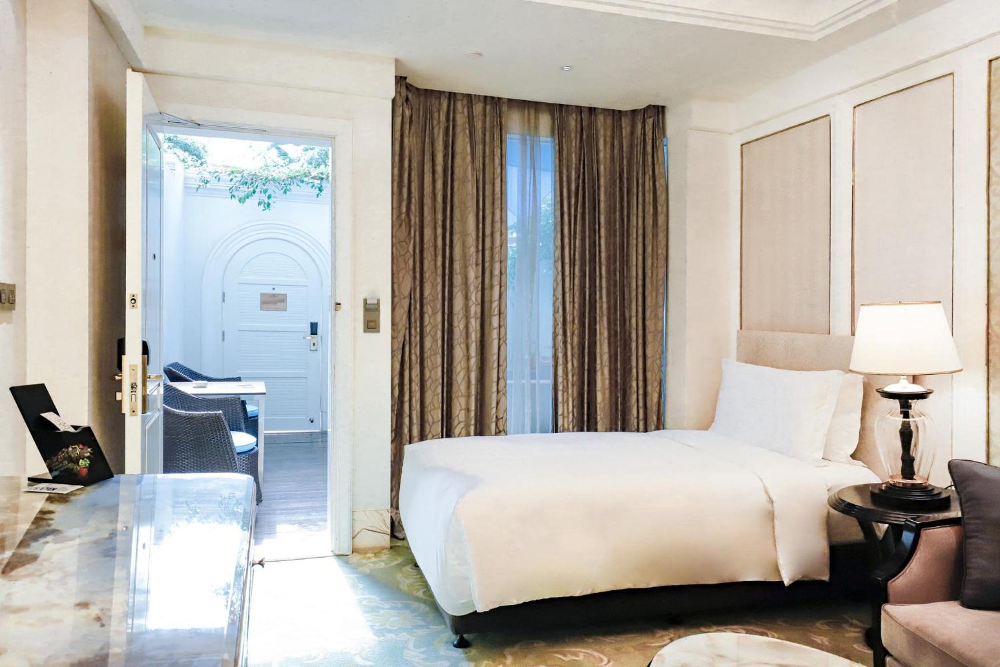 One-Bedroom King Suite with One Single Bed and Courtyard View