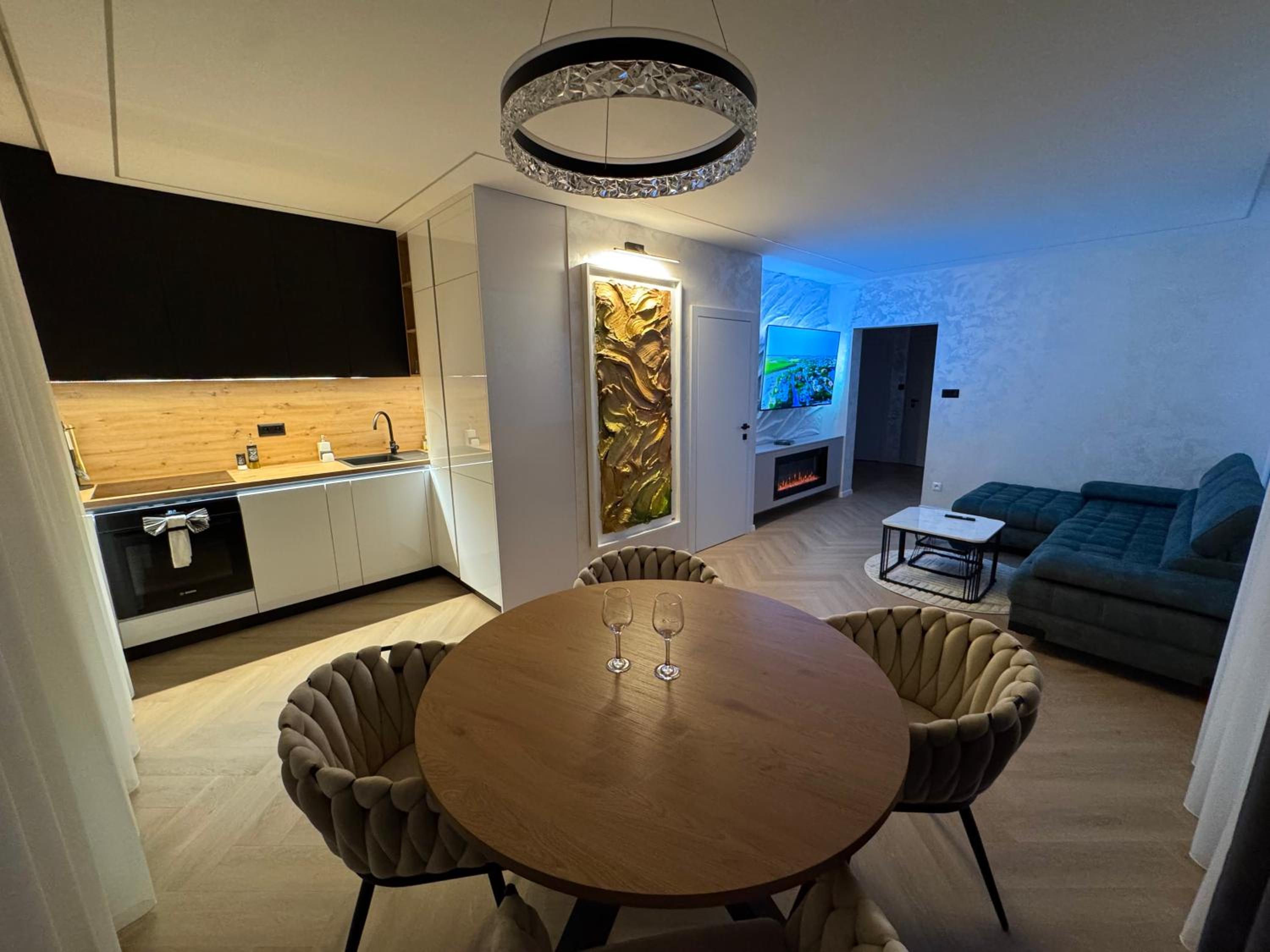 Two-Bedroom Apartment with View photo 2