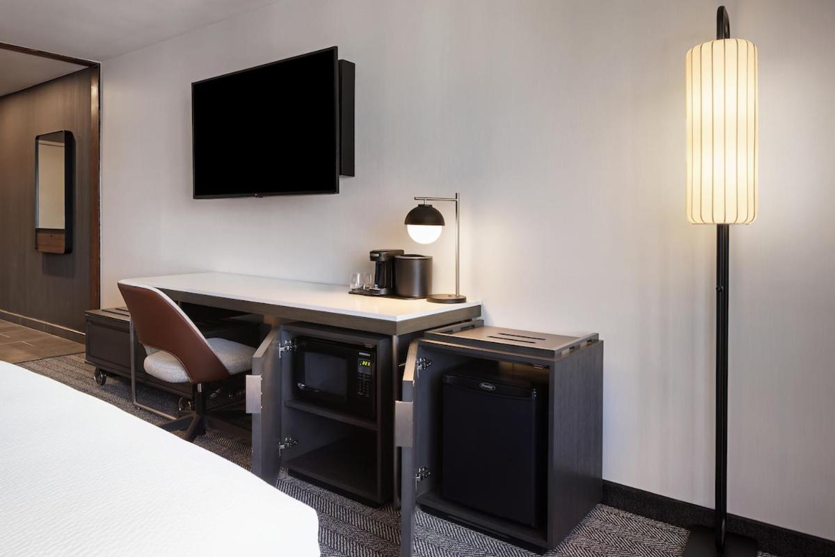 Standard King Room with Sofa Bed and Limited View photo 2