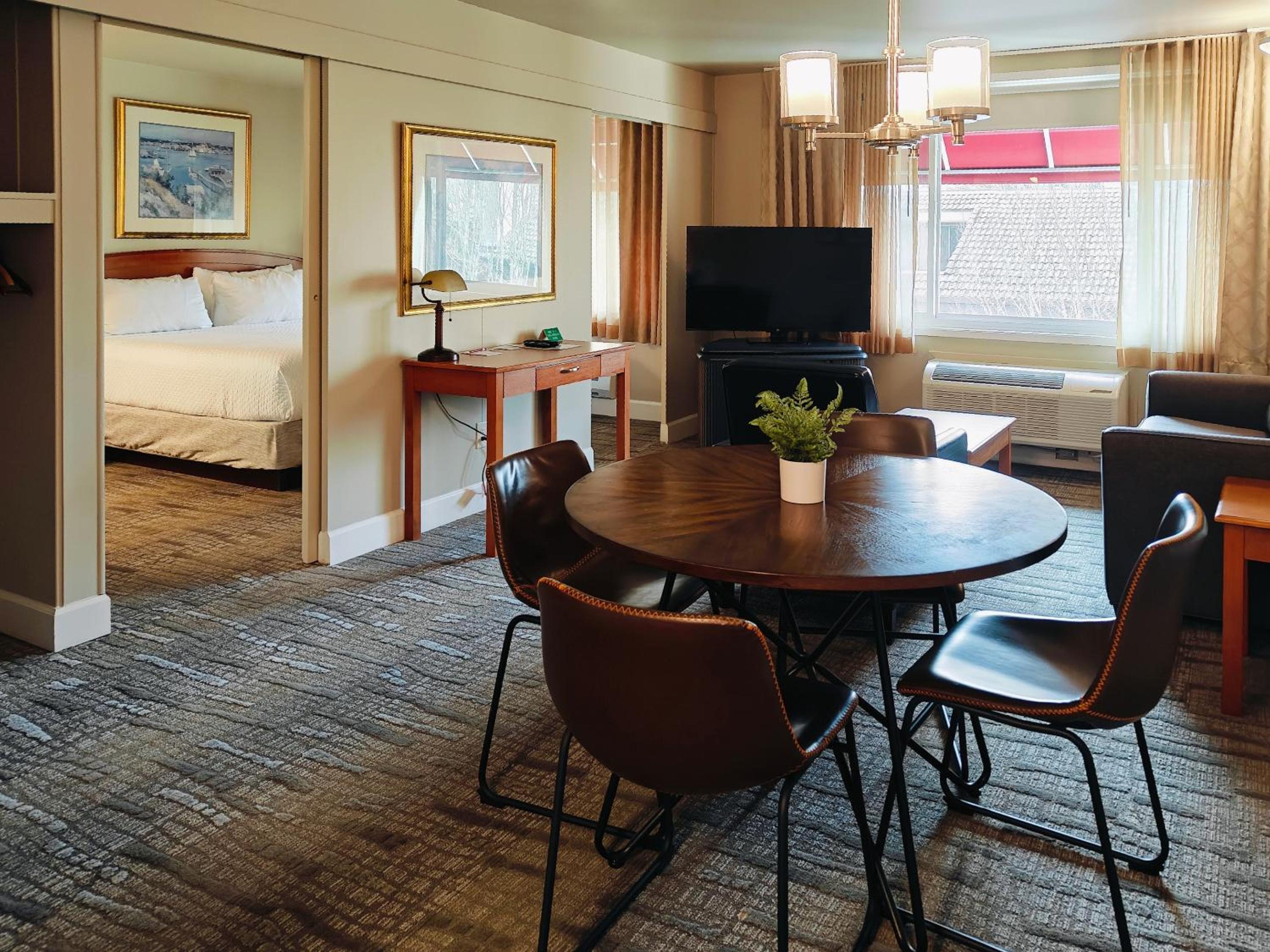 Superior King Suite photo 3