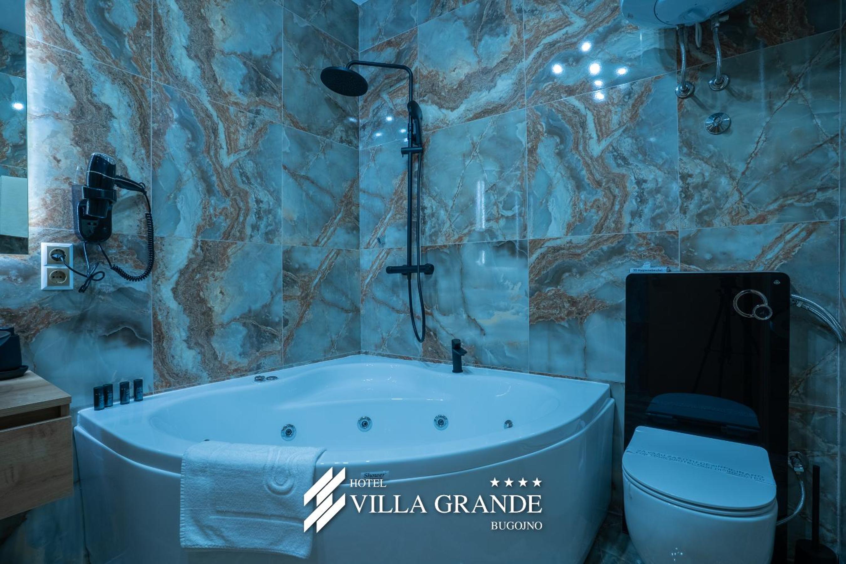 Deluxe Suite with Spa Bath photo 3