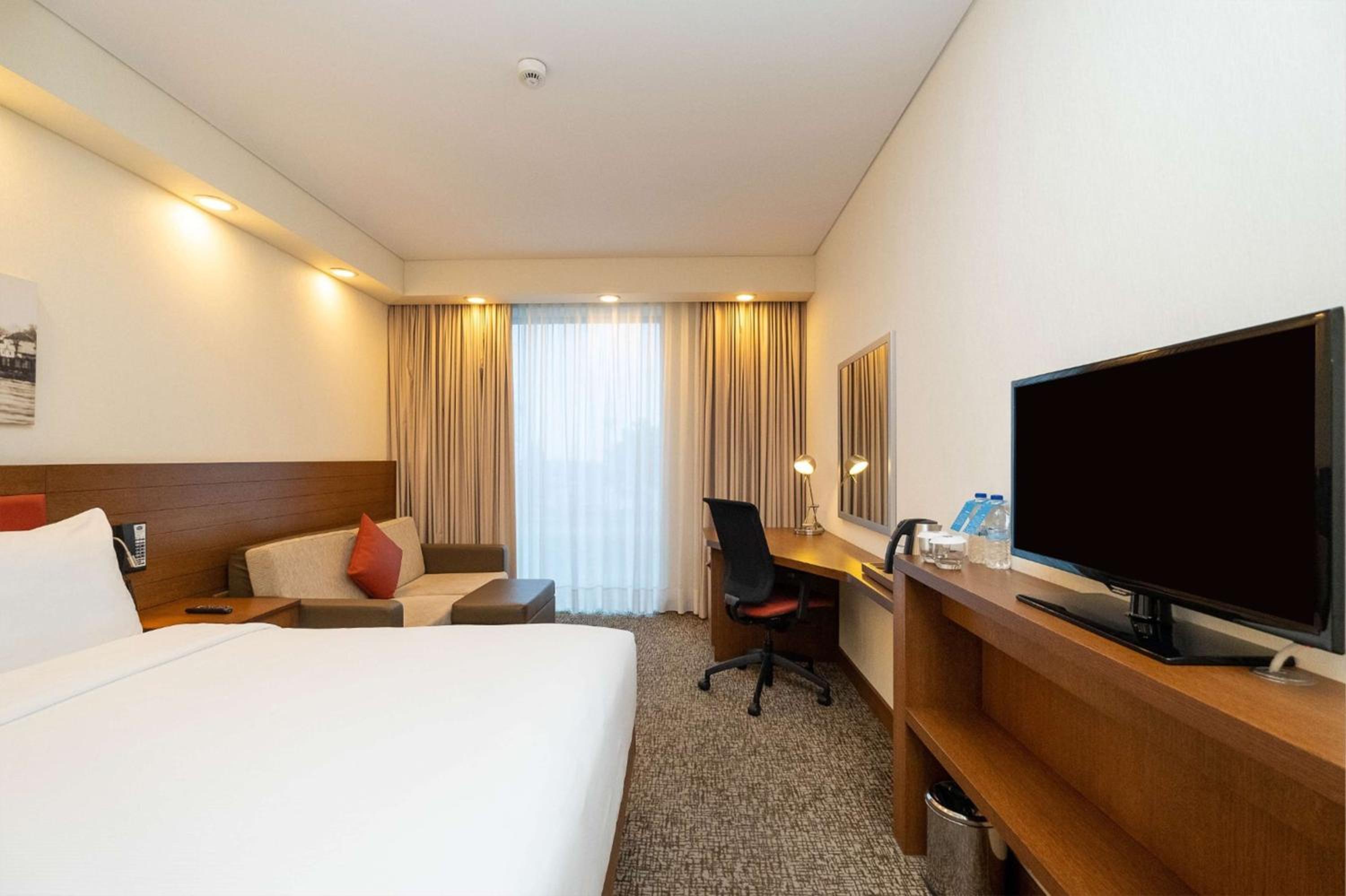 Queen Room with Roll-In Shower - Mobility Accessible/Non-Smoking