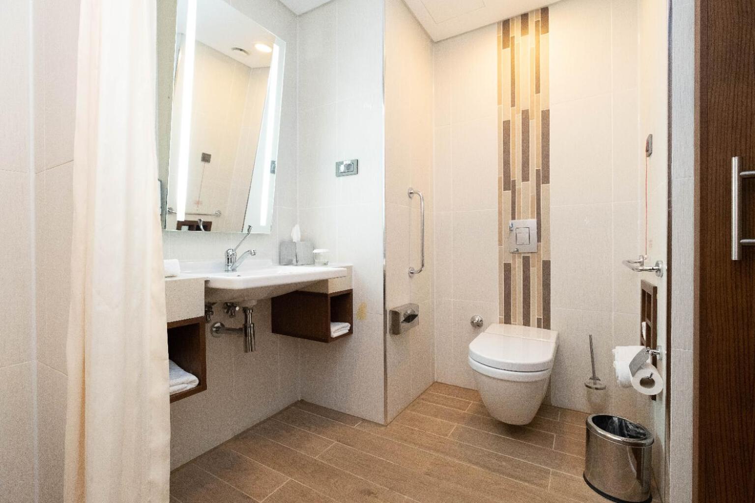 Queen Room with Roll-In Shower - Mobility Accessible/Non-Smoking