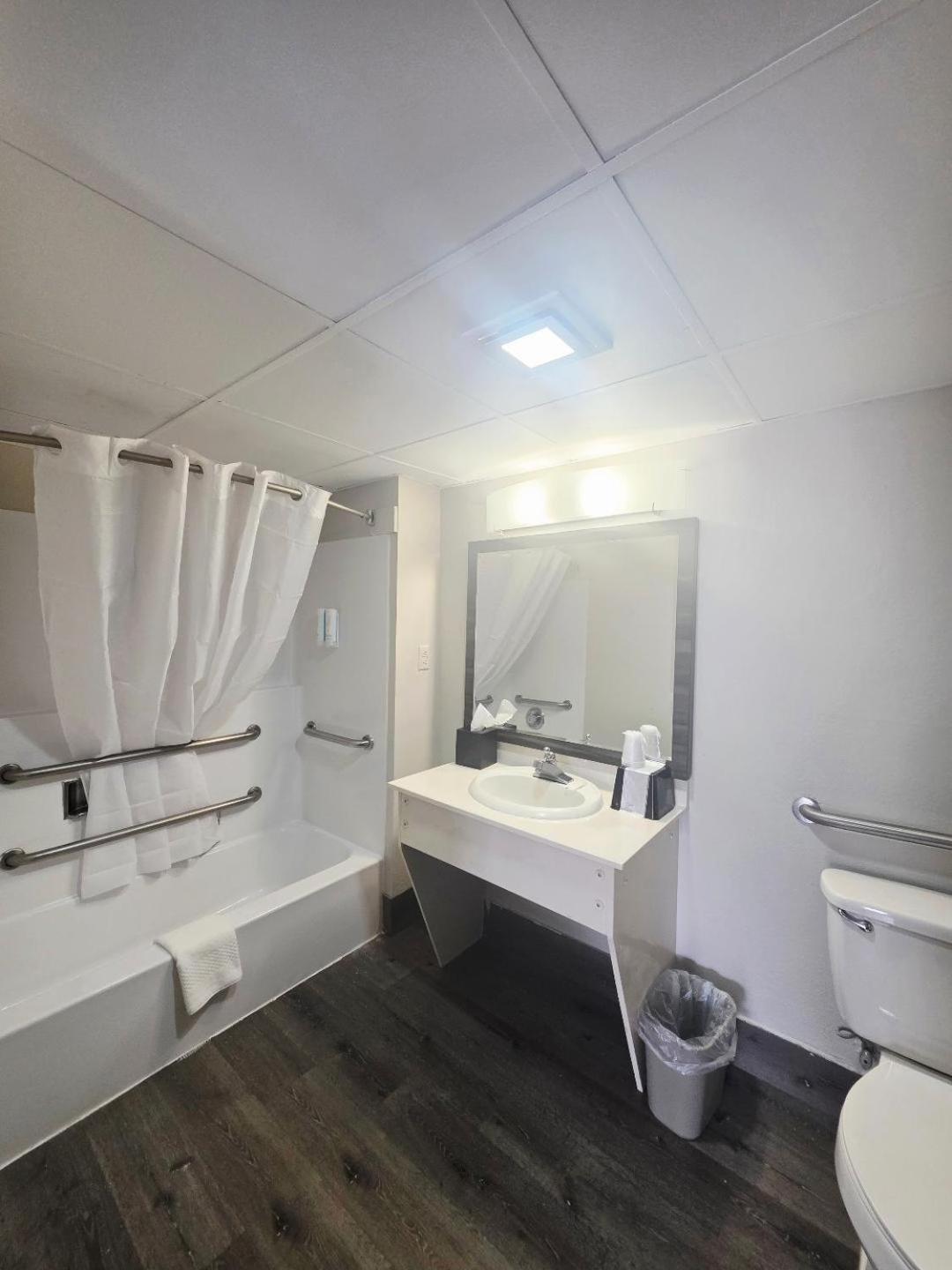 Quadruple Room with Two Queen Beds and Roll-In Shower - Disability Access/Non Smoking