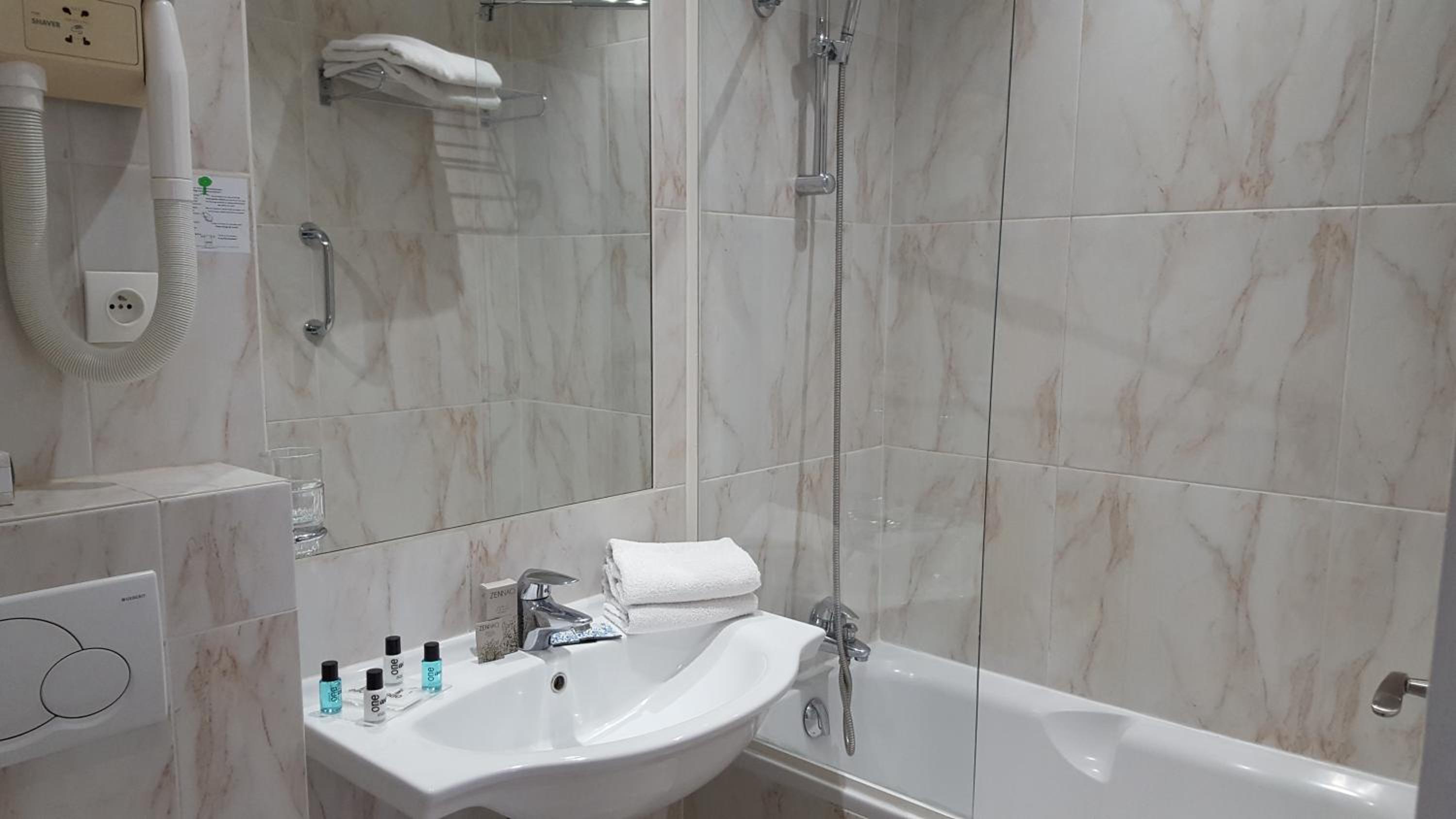 Double or Twin Room - Photo 7