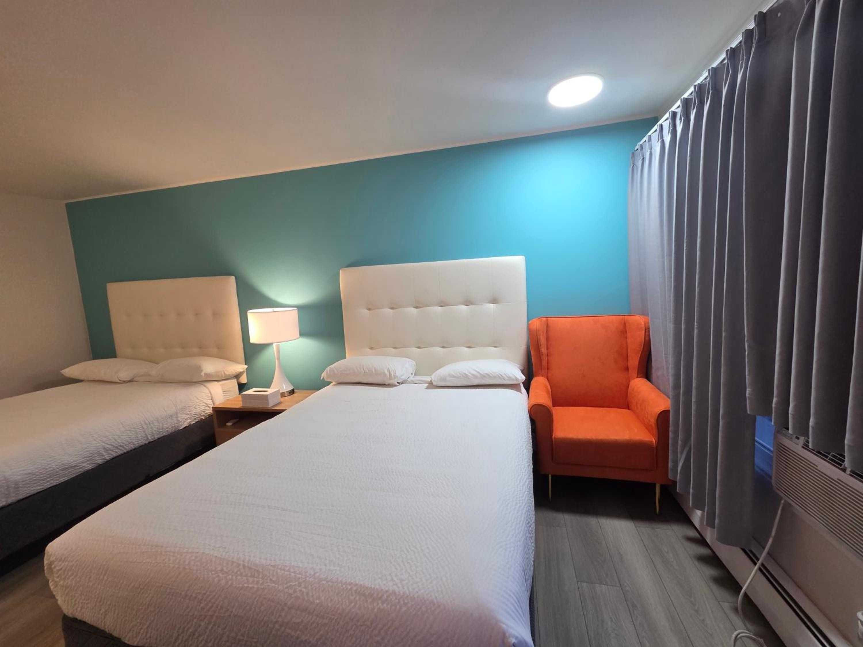 Queen Room with Two Queen Beds - Non-Smoking photo 2