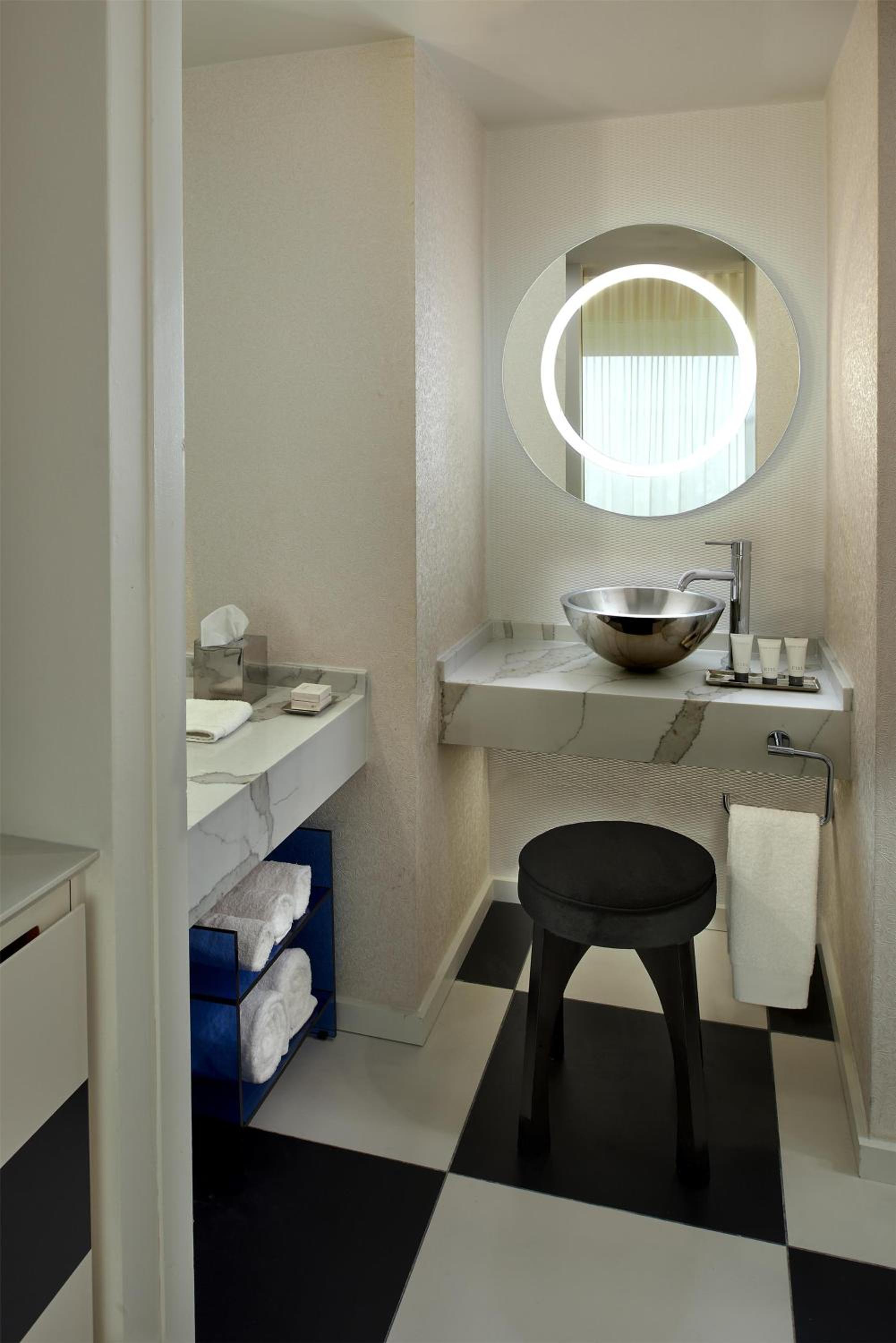 King Room with Bath Tub - Disability Access