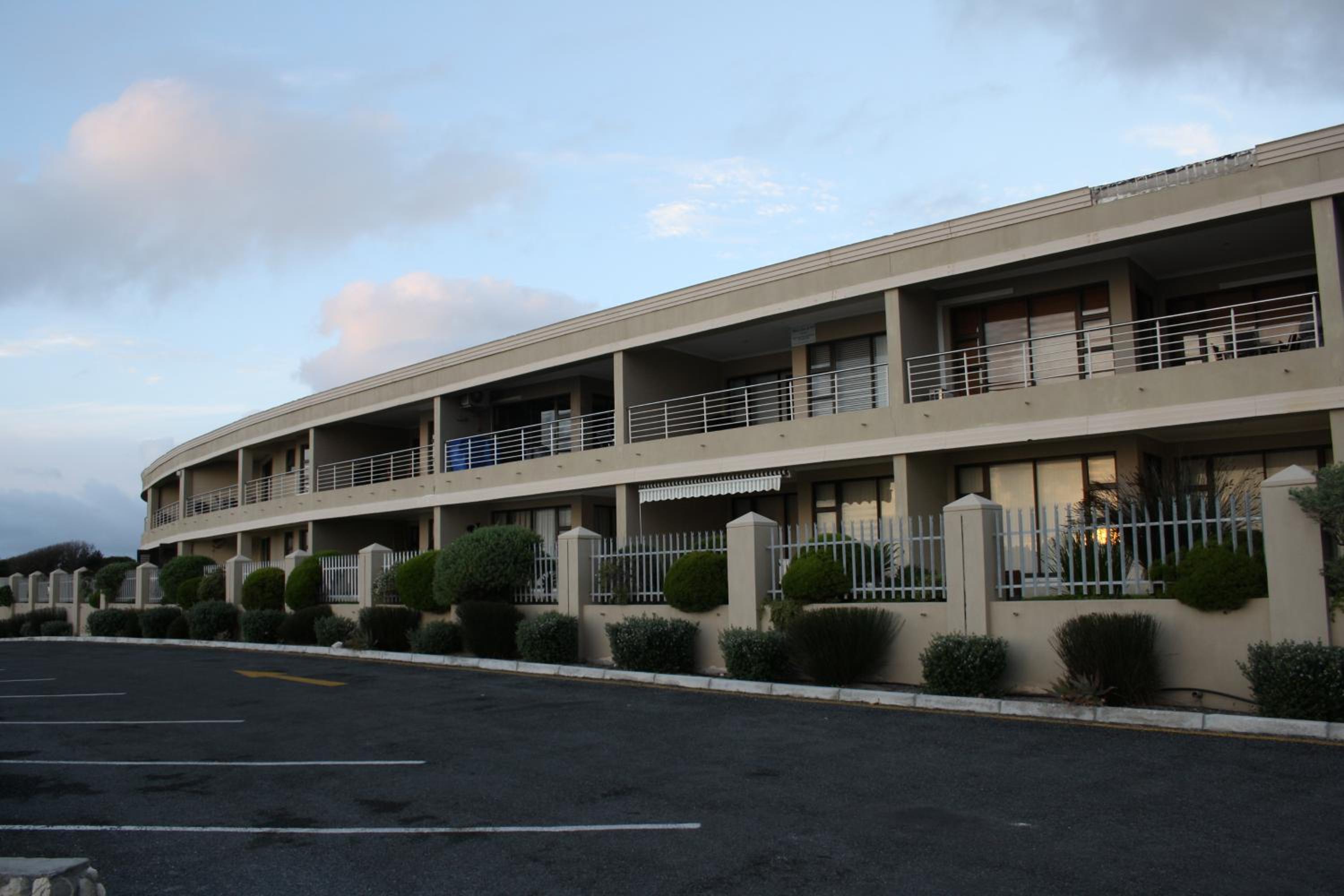 Apartment with Balcony - Photo 2