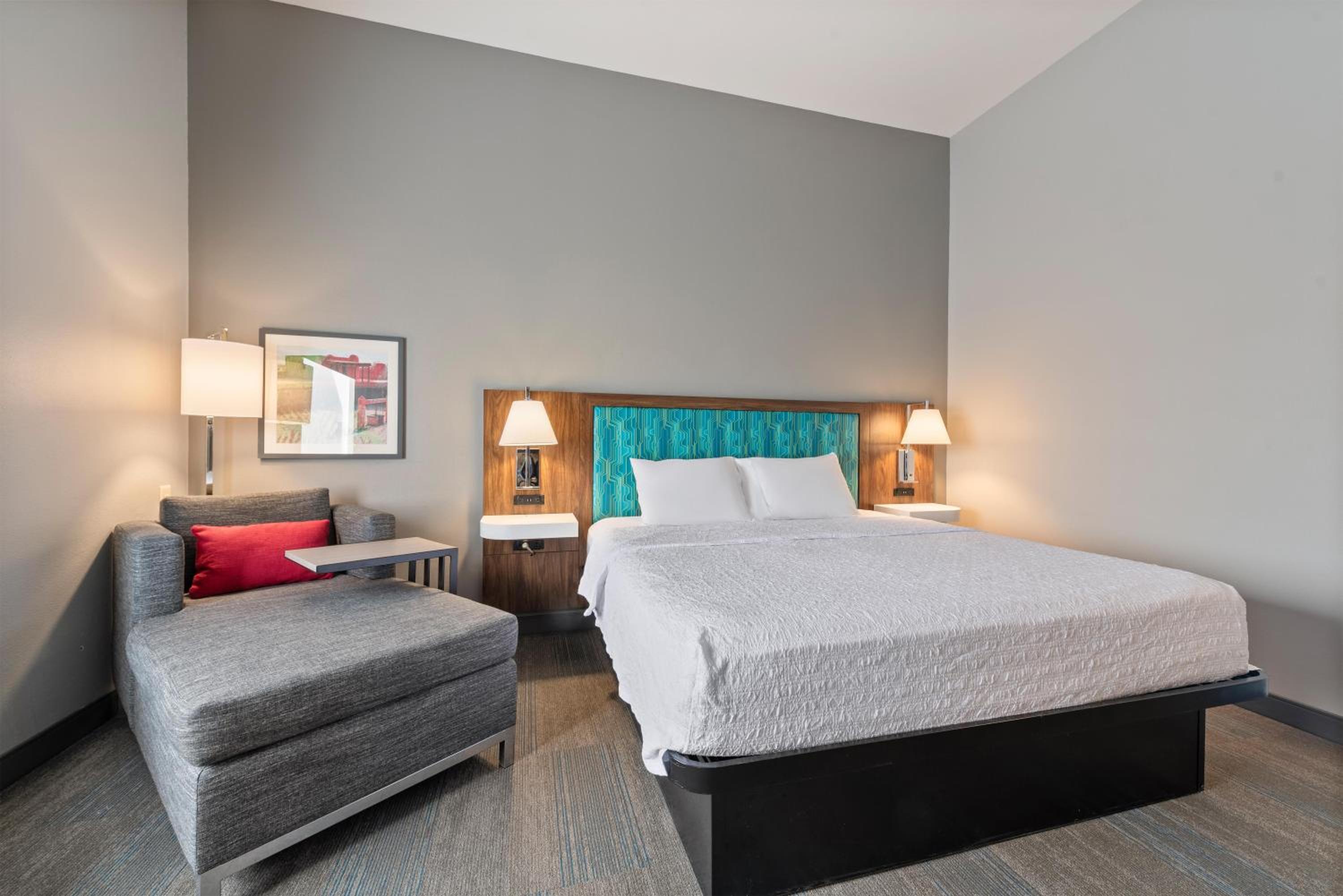 King Room with King Bed - Non-Smoking - Photo 2