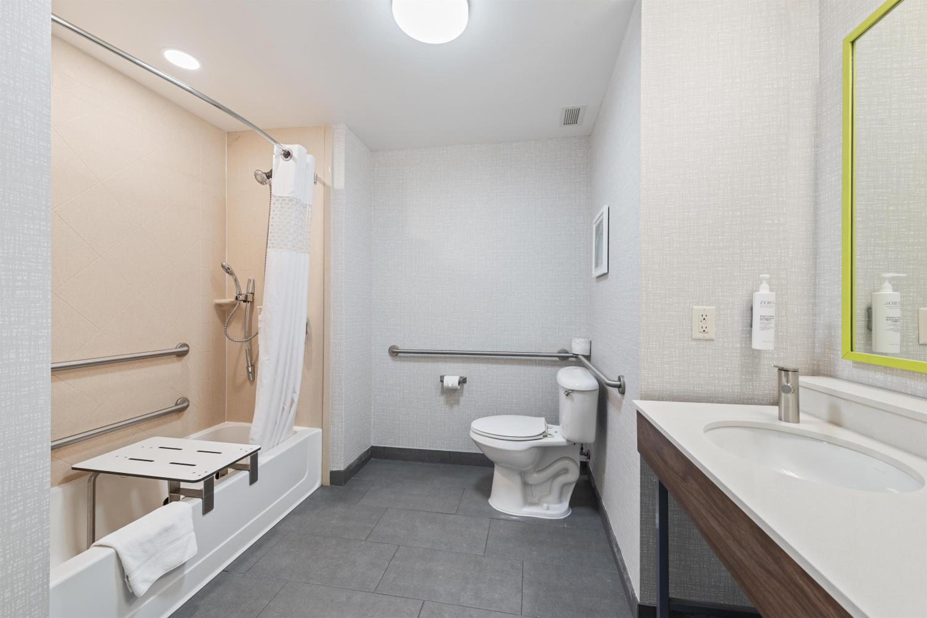 King Room with Accessible Tub - Mobility and Hearing Access/Non-Smoking - Photo 1