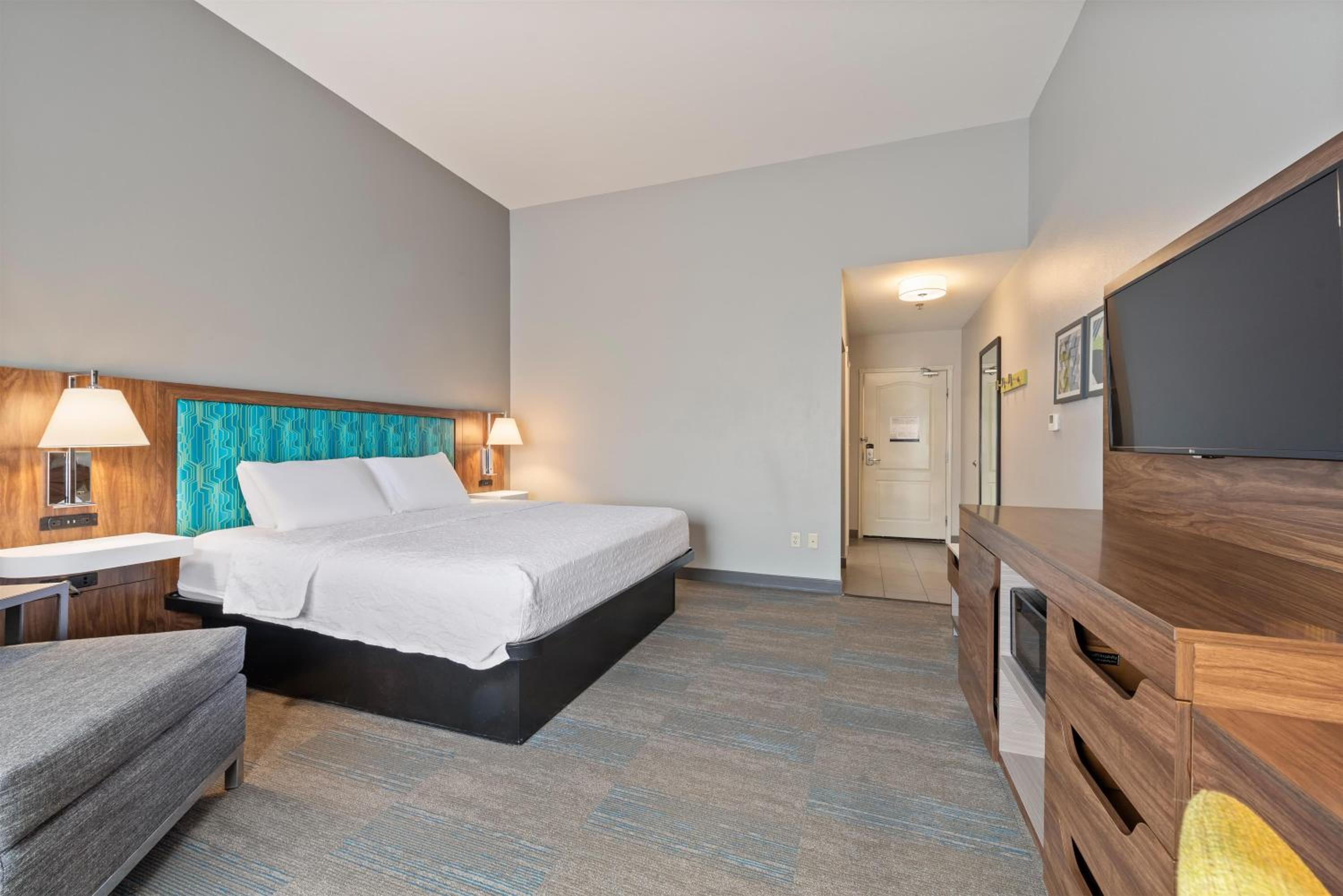 King Room with King Bed - Non-Smoking - Photo 3