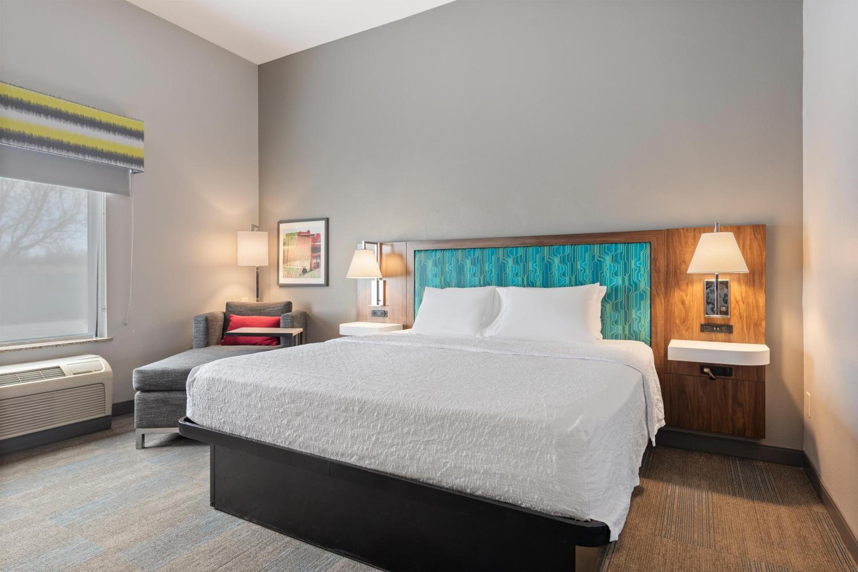 King Room with King Bed - Non-Smoking - Photo 4