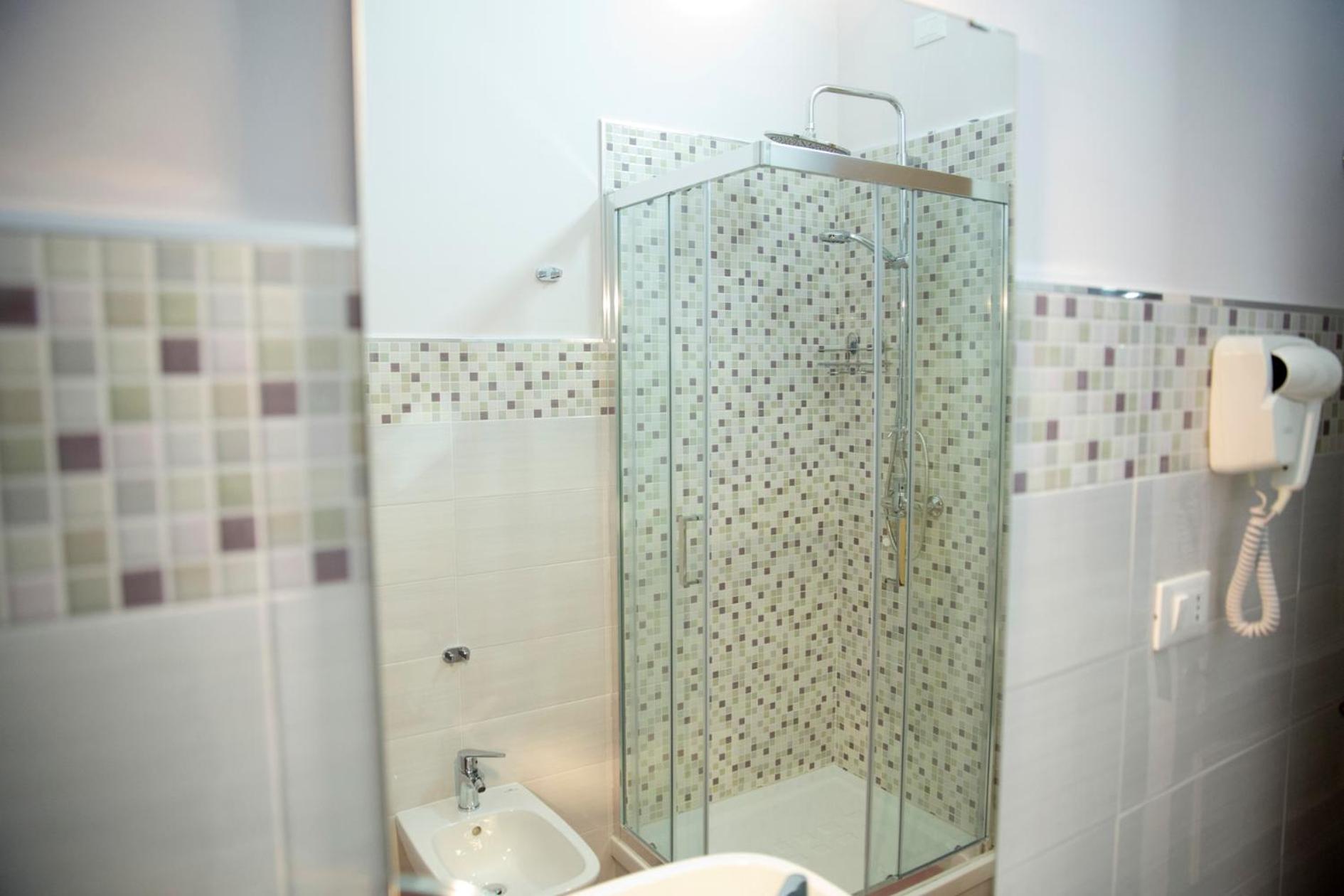 Quadruple Room with Private Bathroom - Photo 8