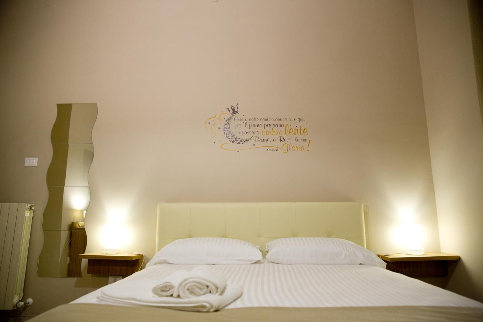 Double Room with Private Bathroom - Photo 4