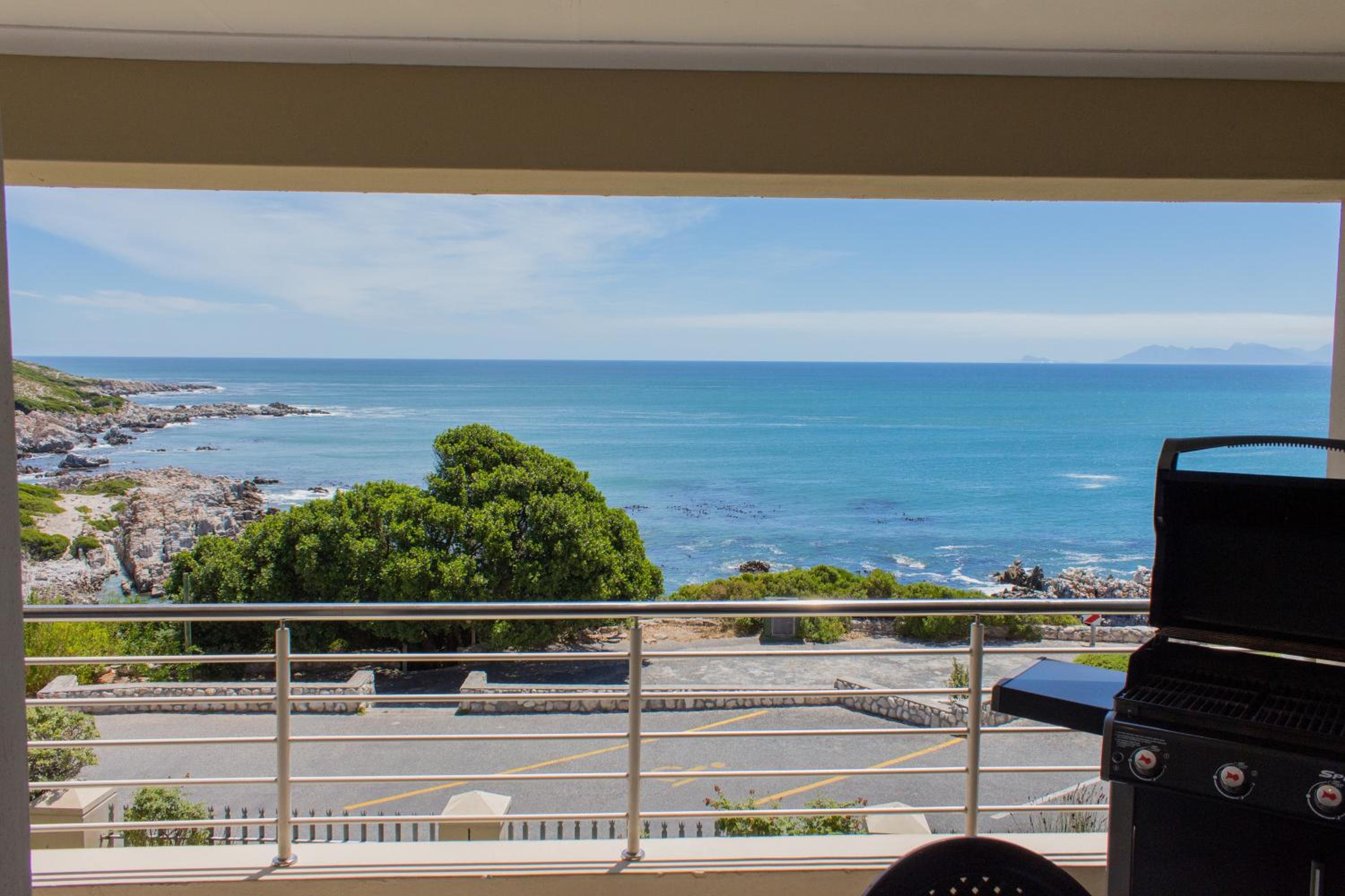 Apartment with Balcony - Photo 14