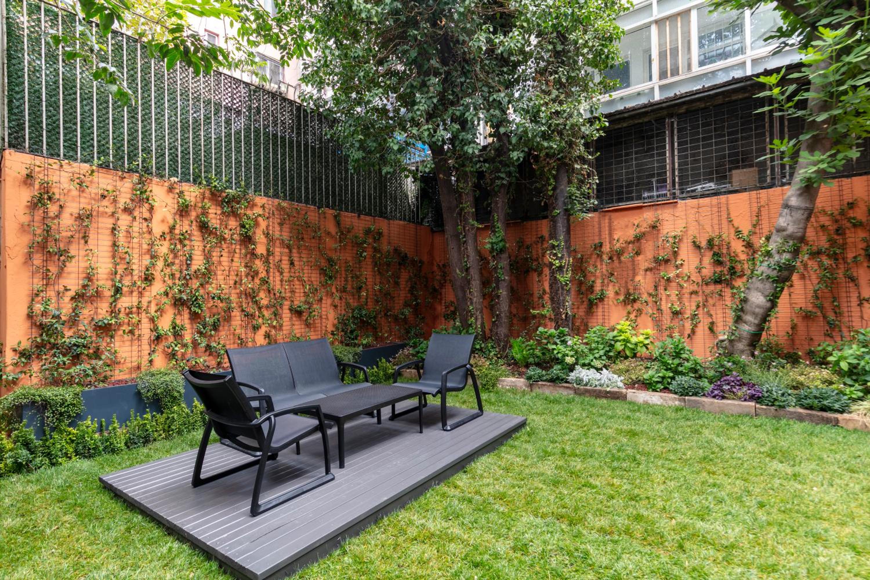 Deluxe Two-Bedroom Apartment with Garden View photo 1