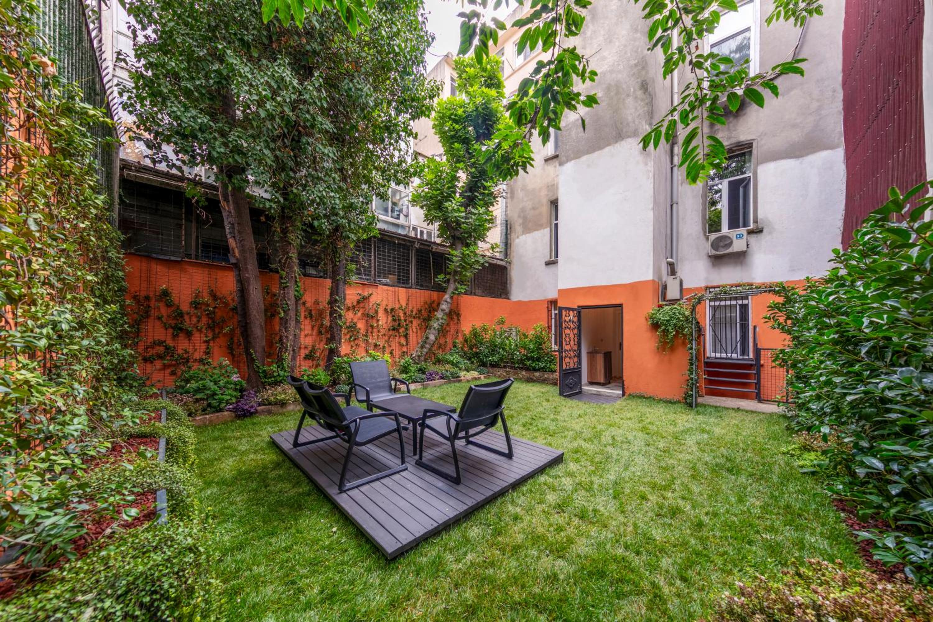 Deluxe Two-Bedroom Apartment with Garden View photo 2