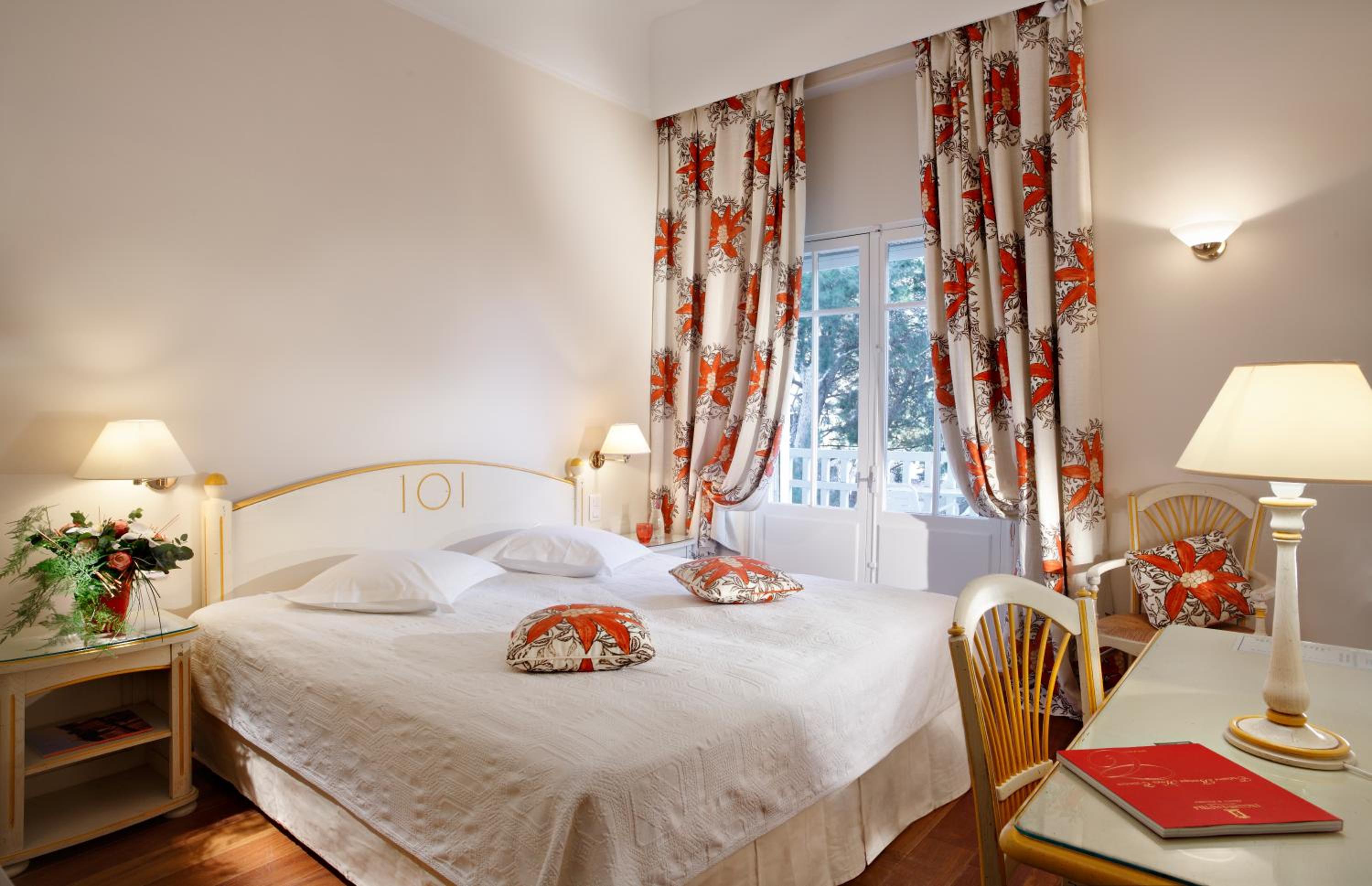 Comfort Queen Room with Balcony and Forest View - Photo 2