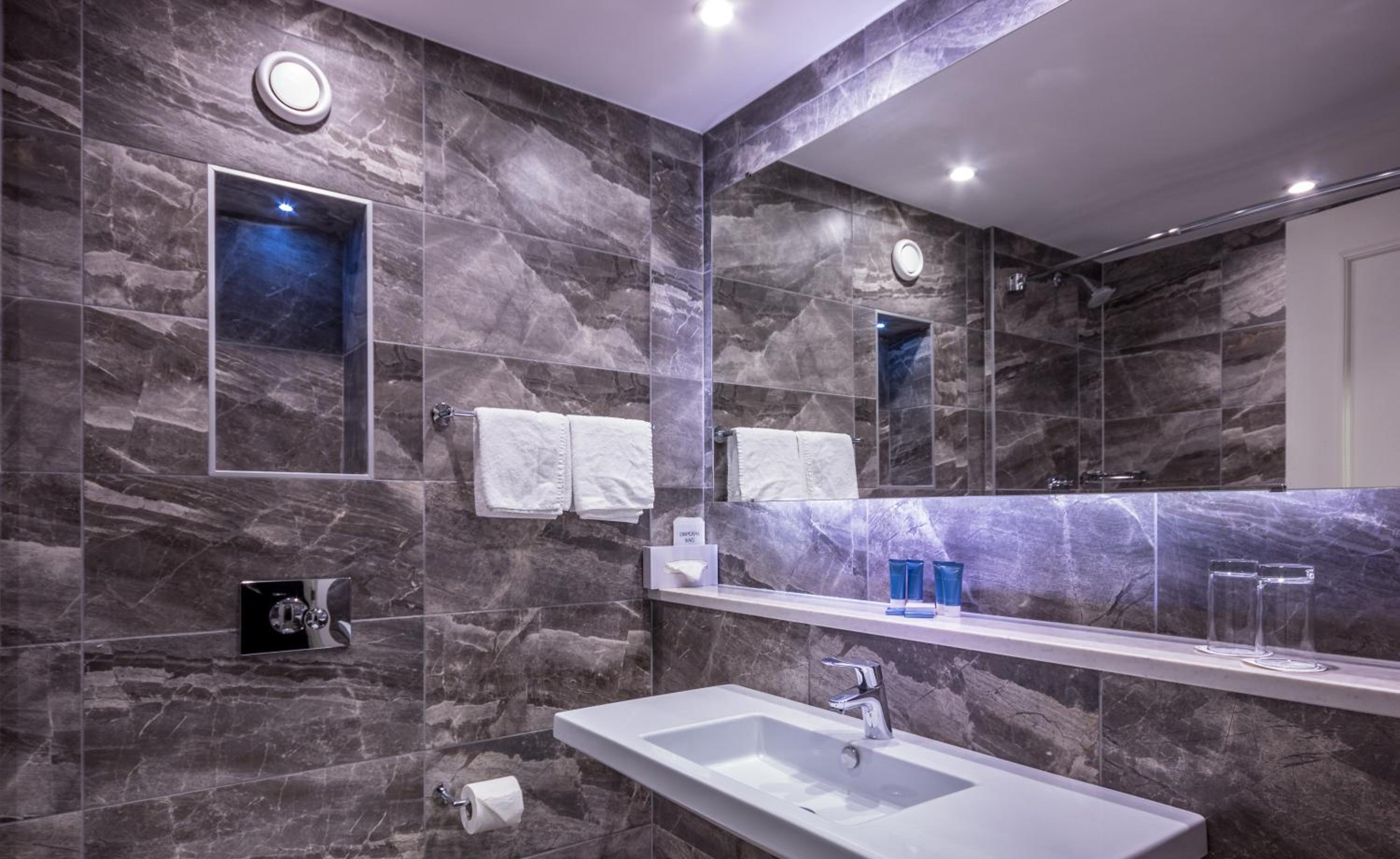 Double or Twin Room - Photo 4