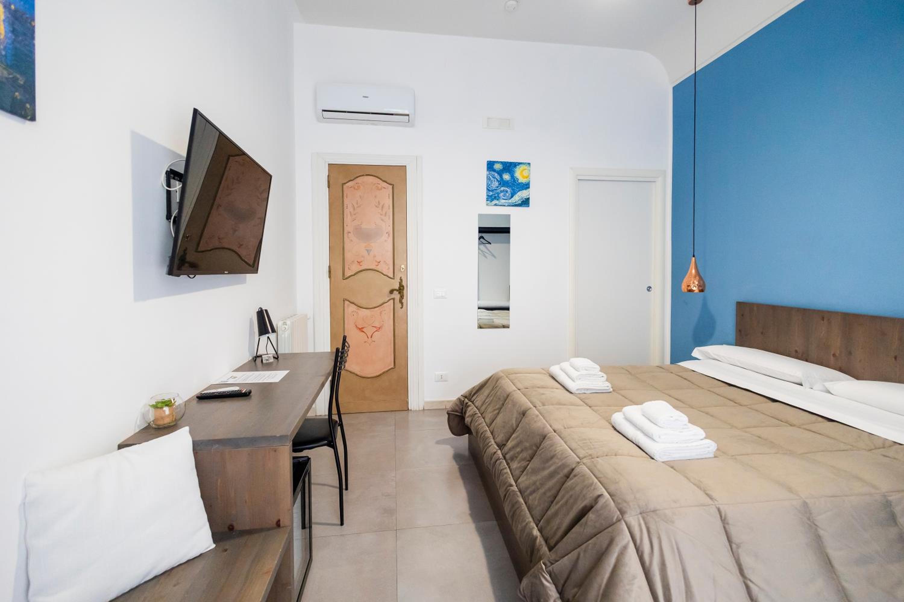 Deluxe Double Room with Balcony photo 3