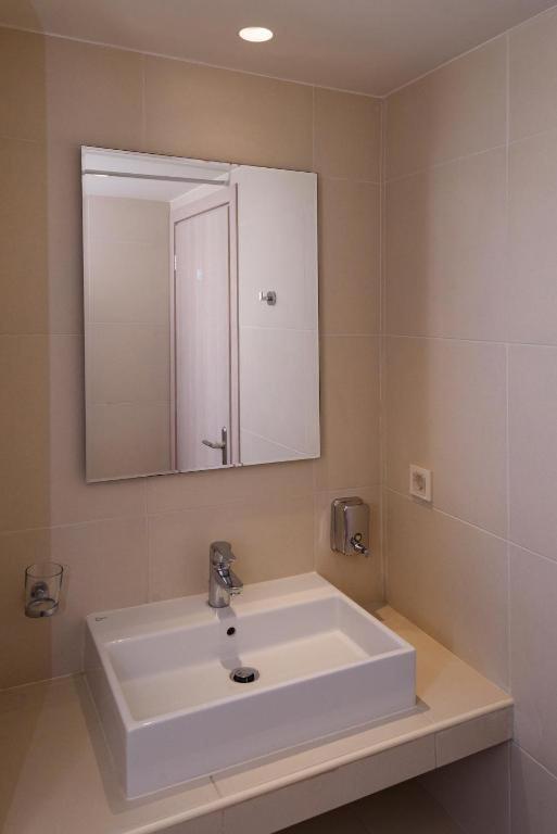  Semi-basement 1 Bedroom Apartment photo 3