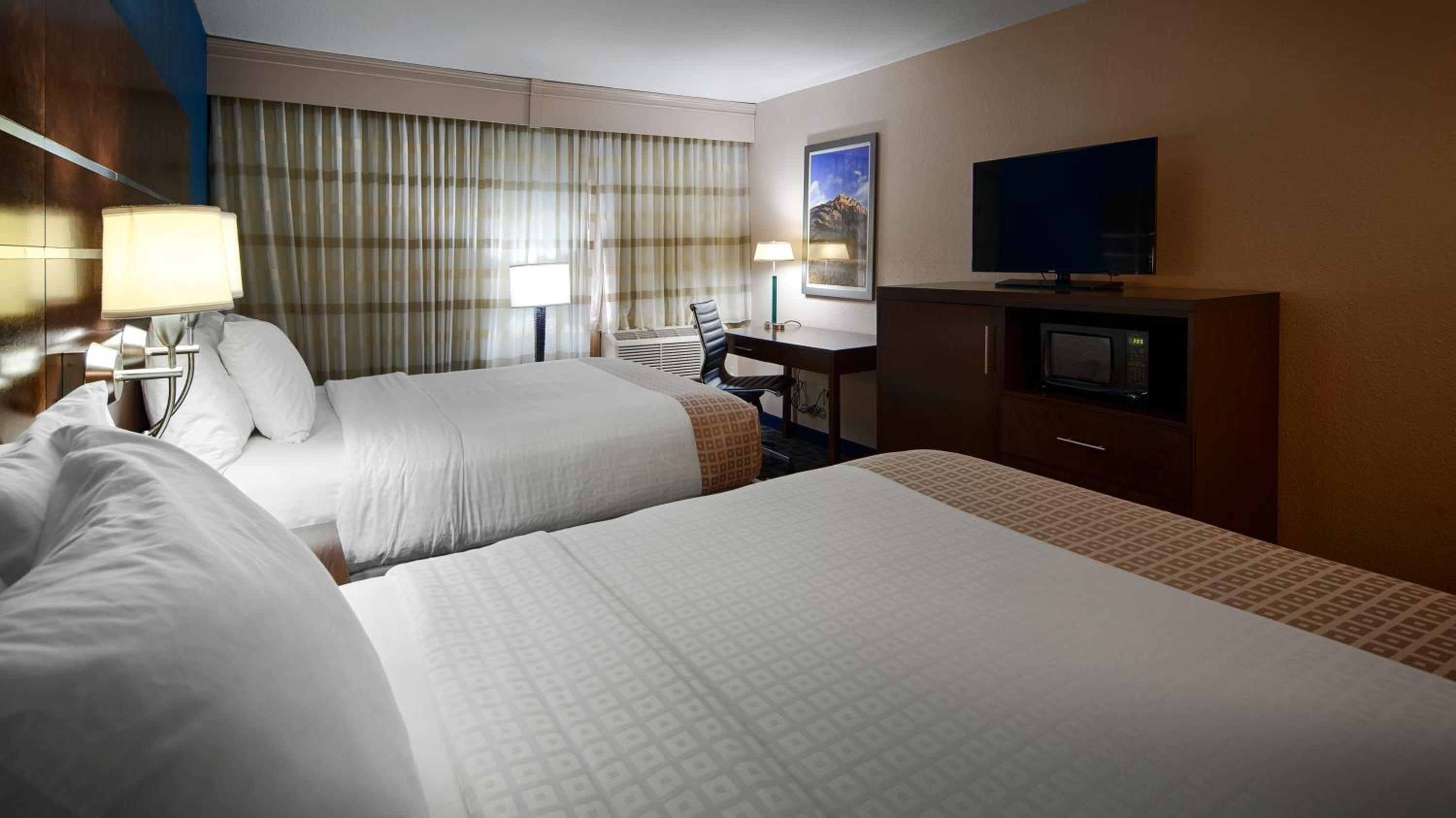 Queen Room with Two Queen Beds - Non-Smoking - Photo 4