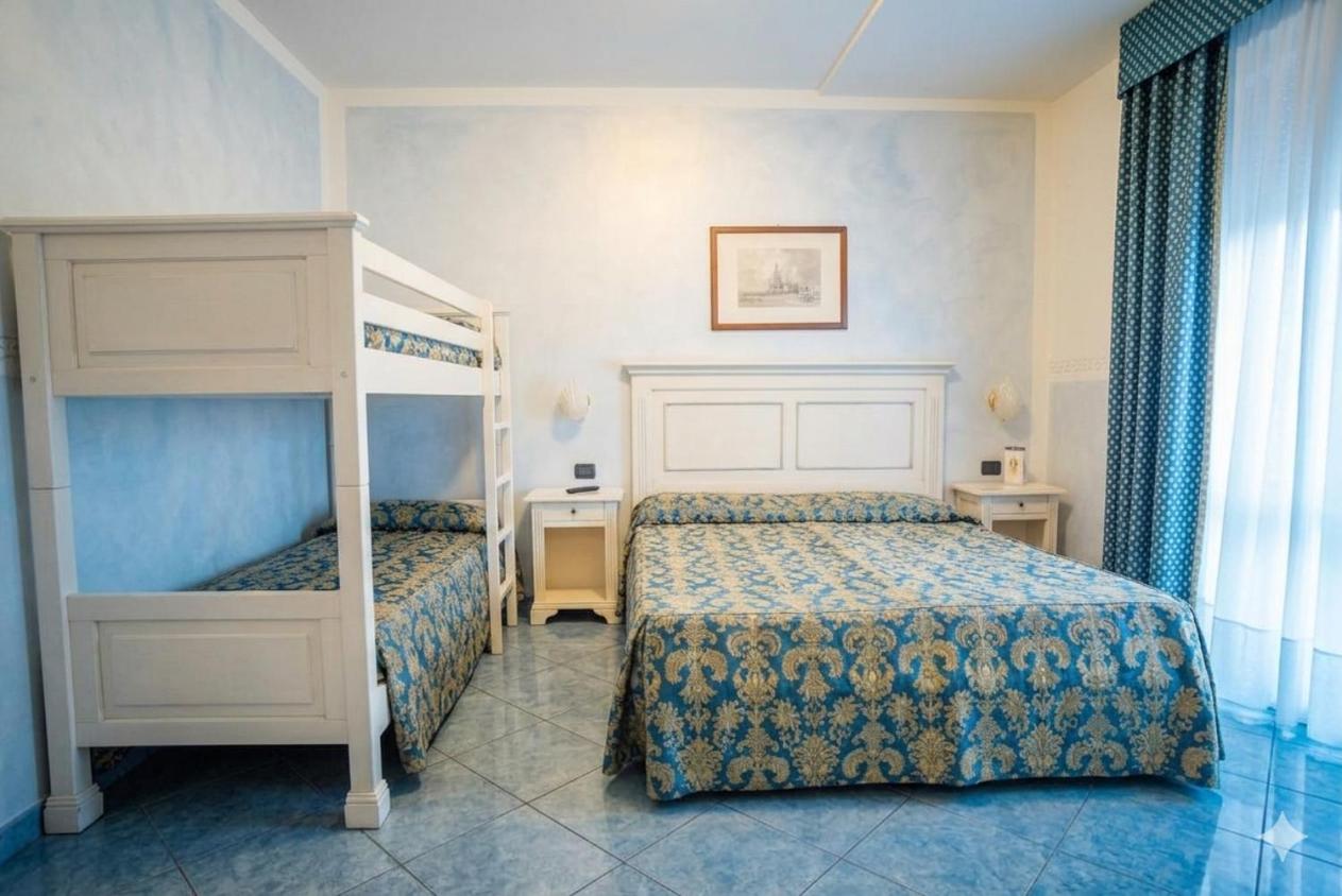 Standard King Room photo 2