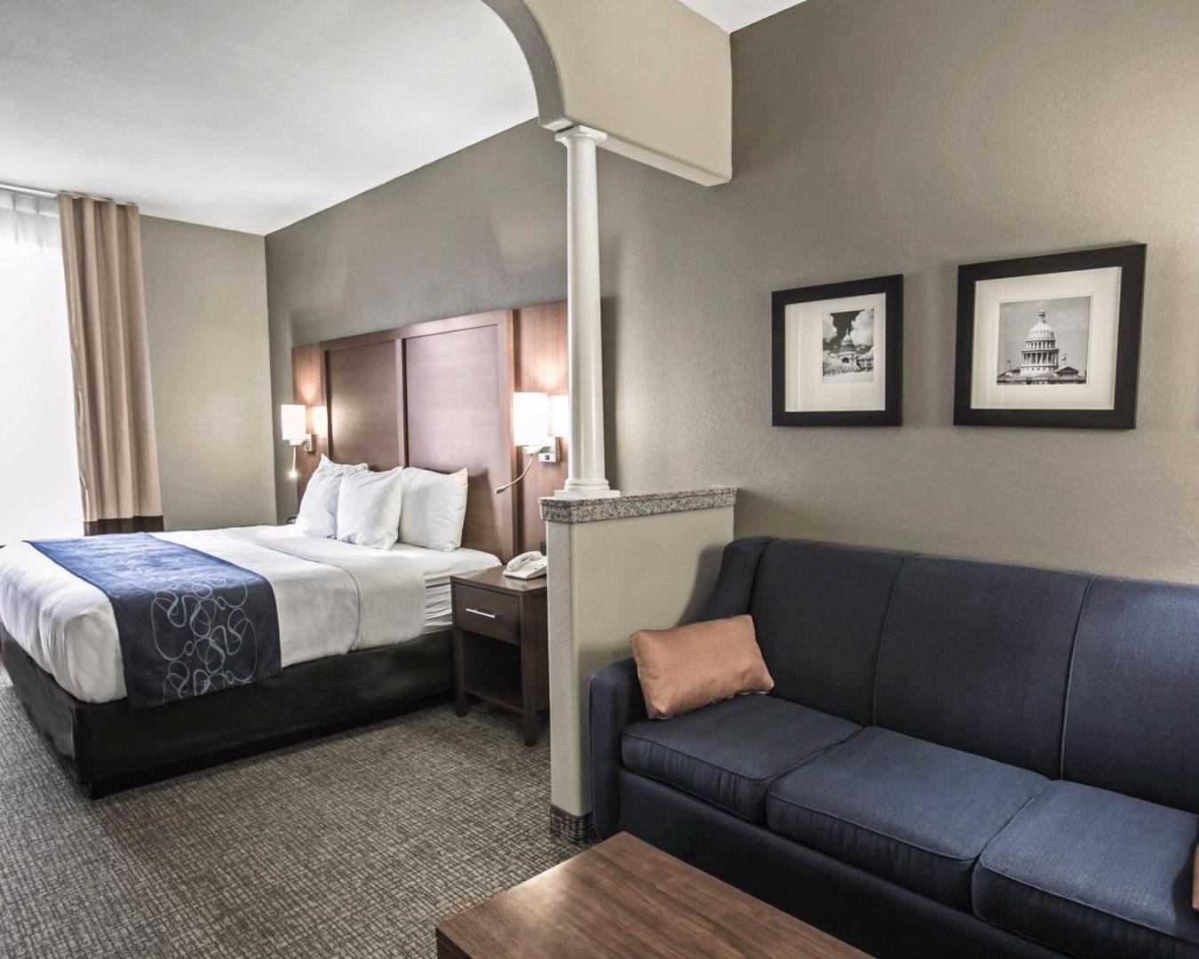King Suite with Sofa Bed - Non-Smoking - Photo 5