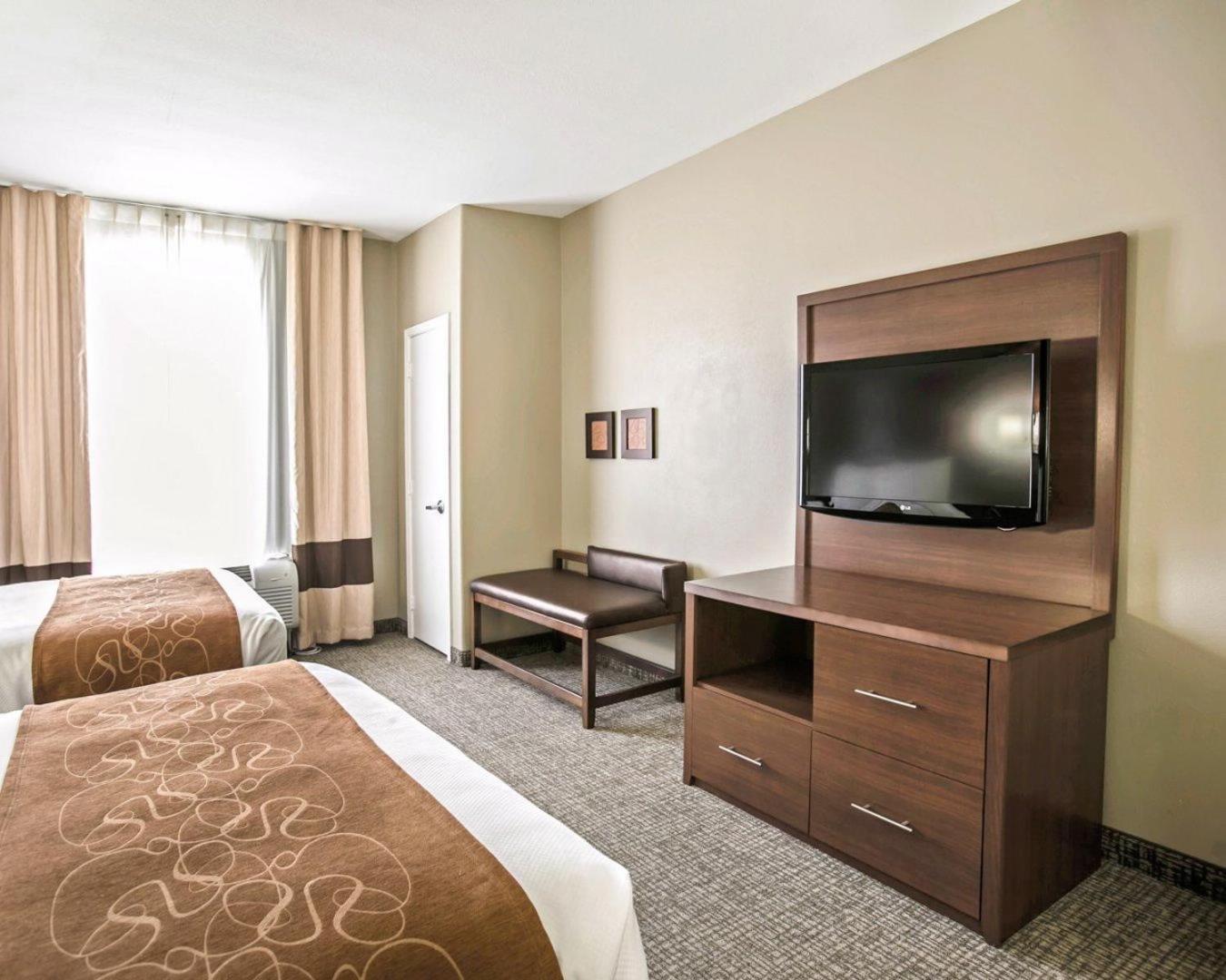 Queen Suite with Sofa Bed - Non-Smoking - Photo 2