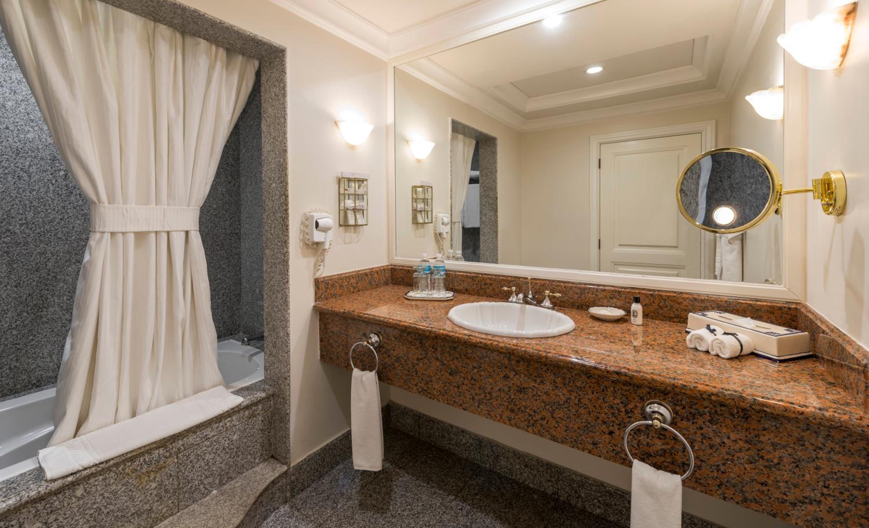 Classic Suite with King Bed - Non Smoking - Photo 4