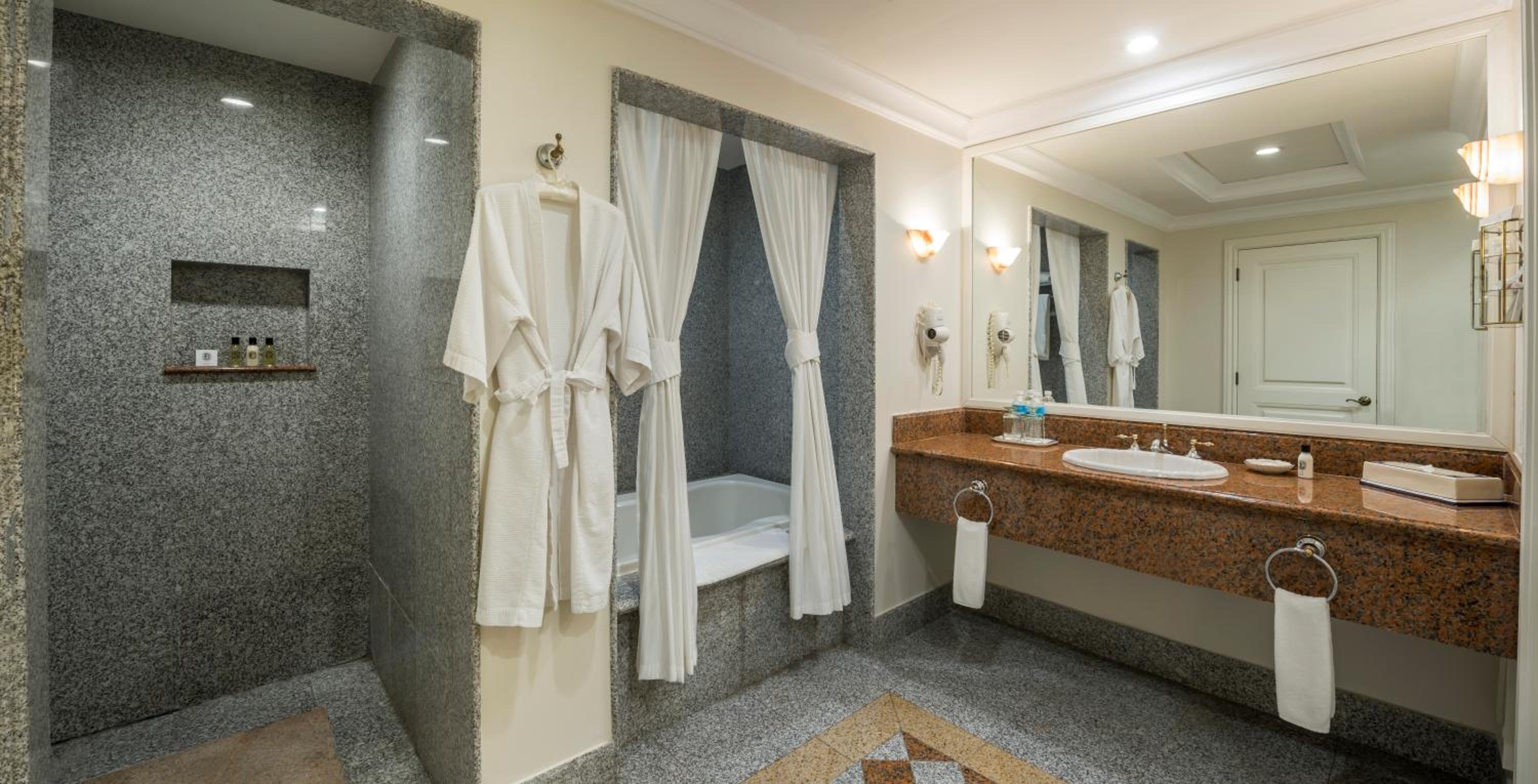 Luxury Suite with King Bed - Non Smoking - Photo 5
