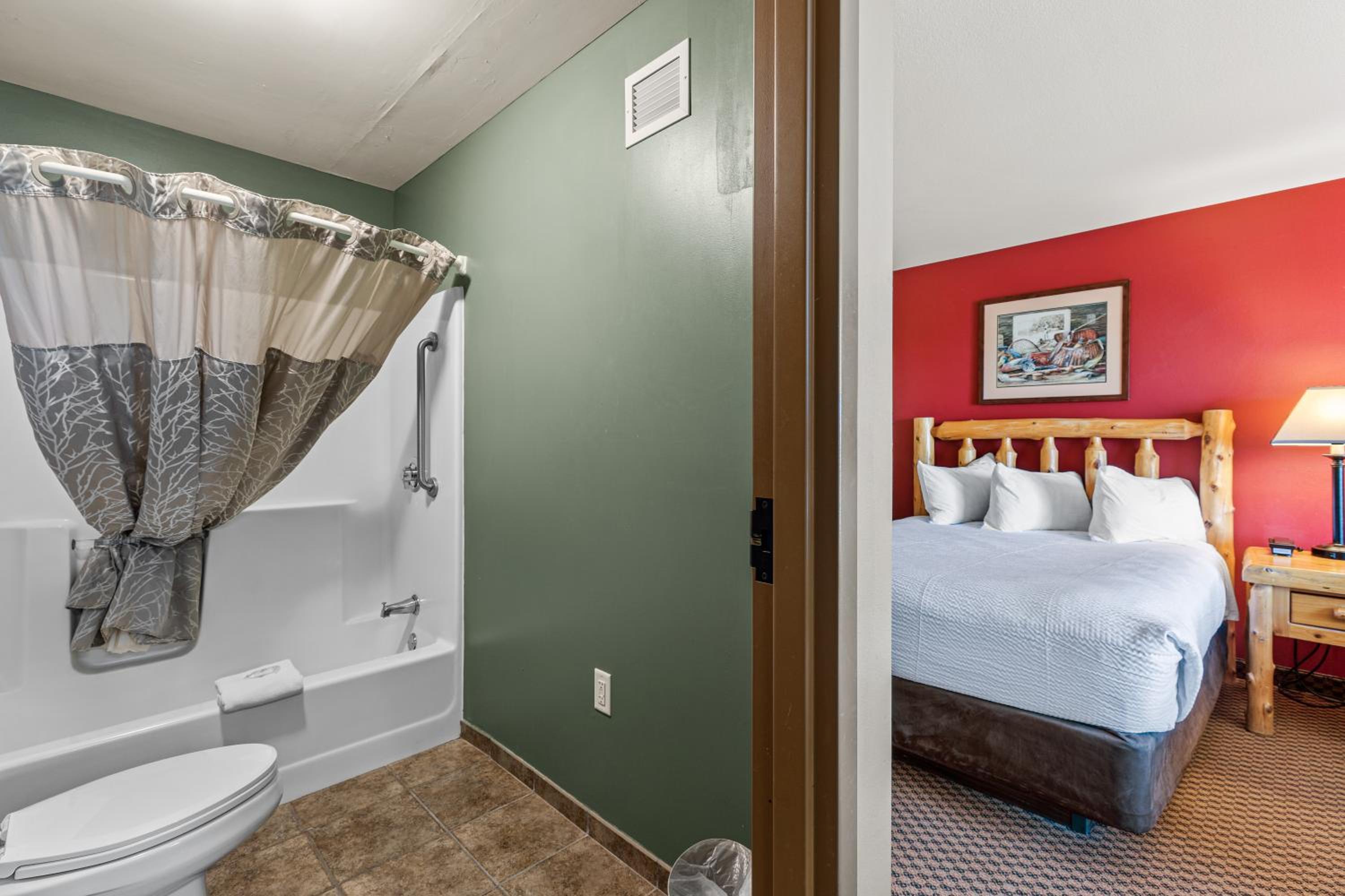 Queen Suite with Two Queen and One Sofa Bed - Non-Smoking - Photo 3