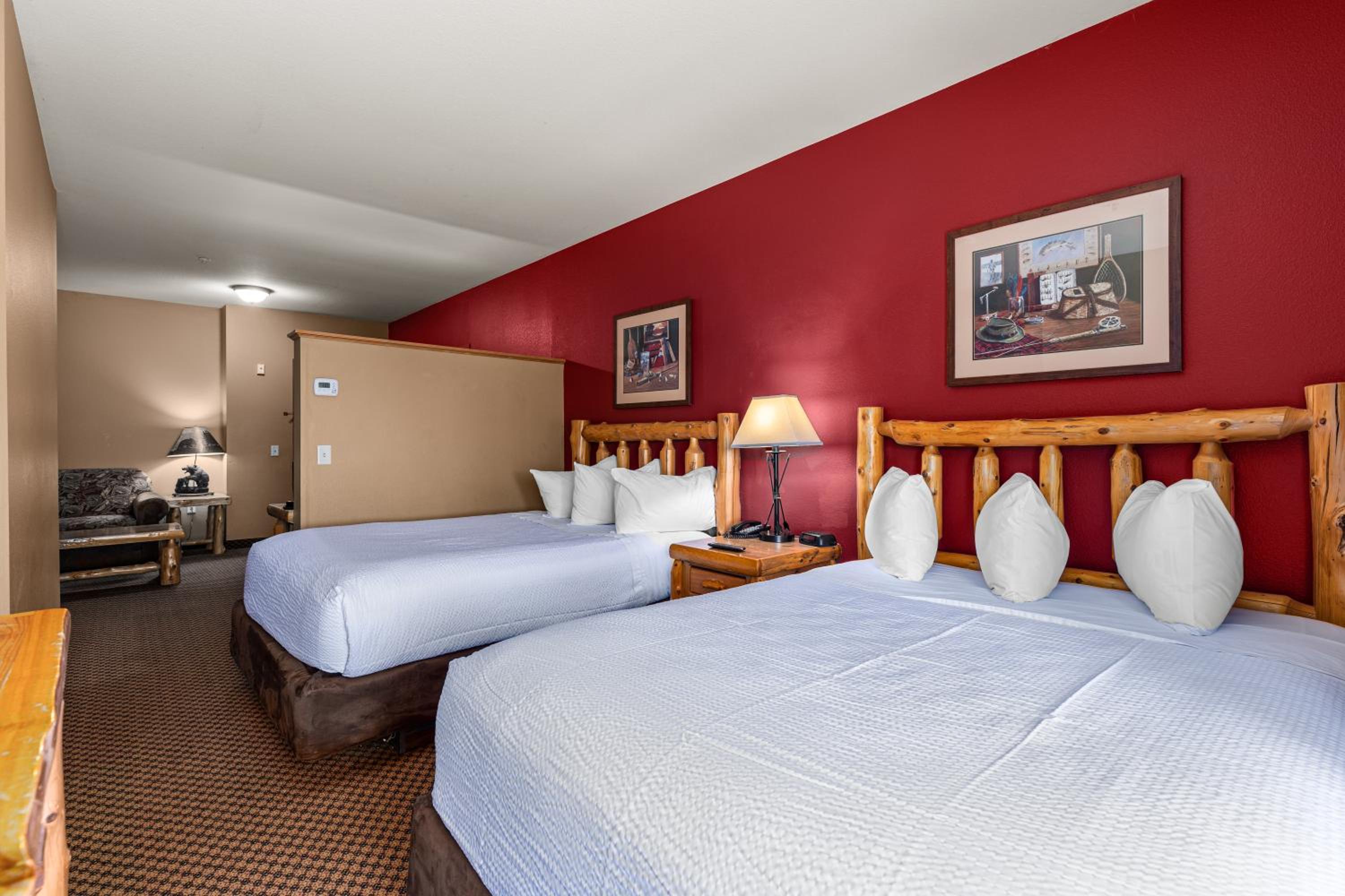 Queen Suite with Two Queen and One Sofa Bed - Non-Smoking - Photo 2