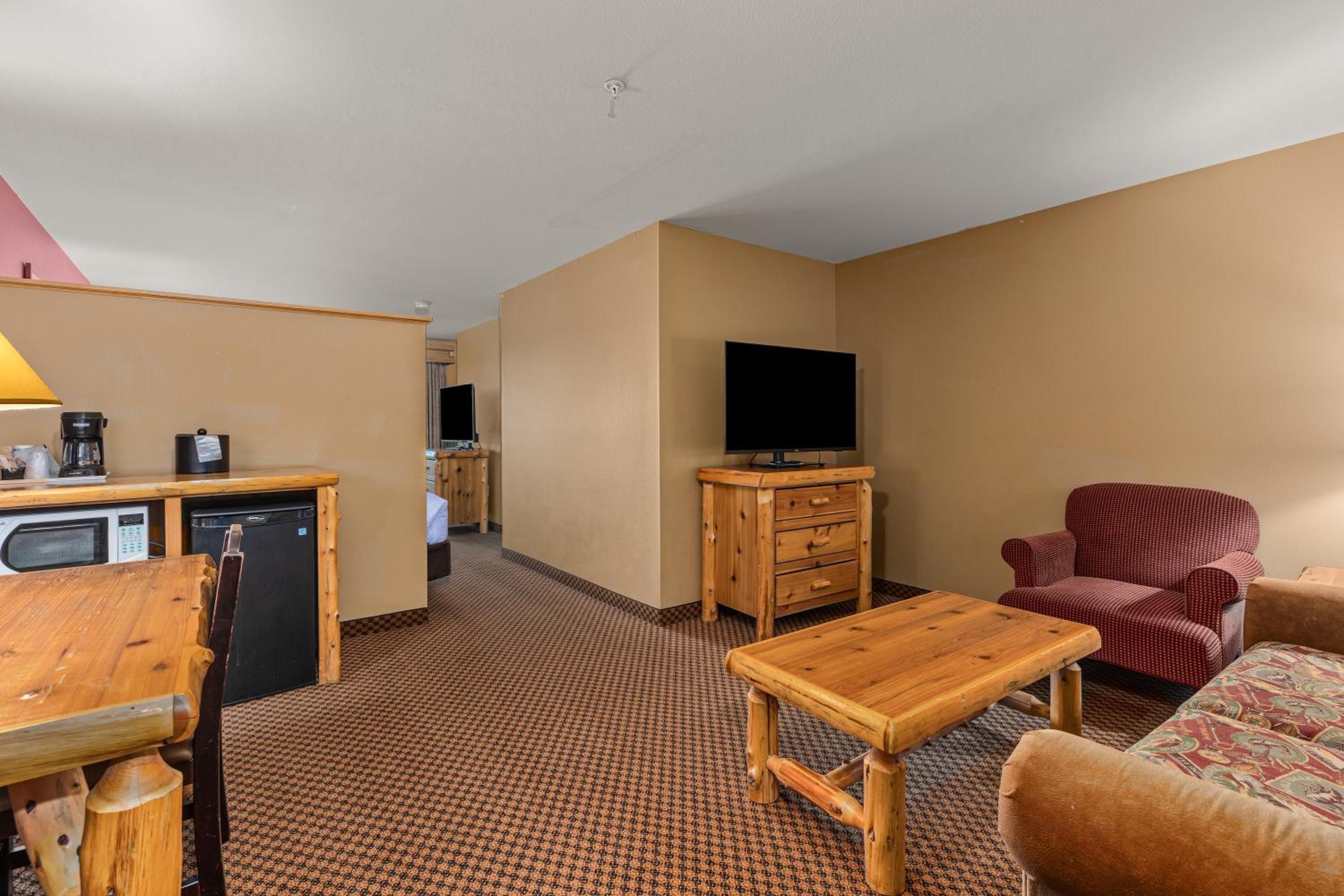 Queen Suite with Two Queen and One Sofa Bed - Non-Smoking - Photo 4