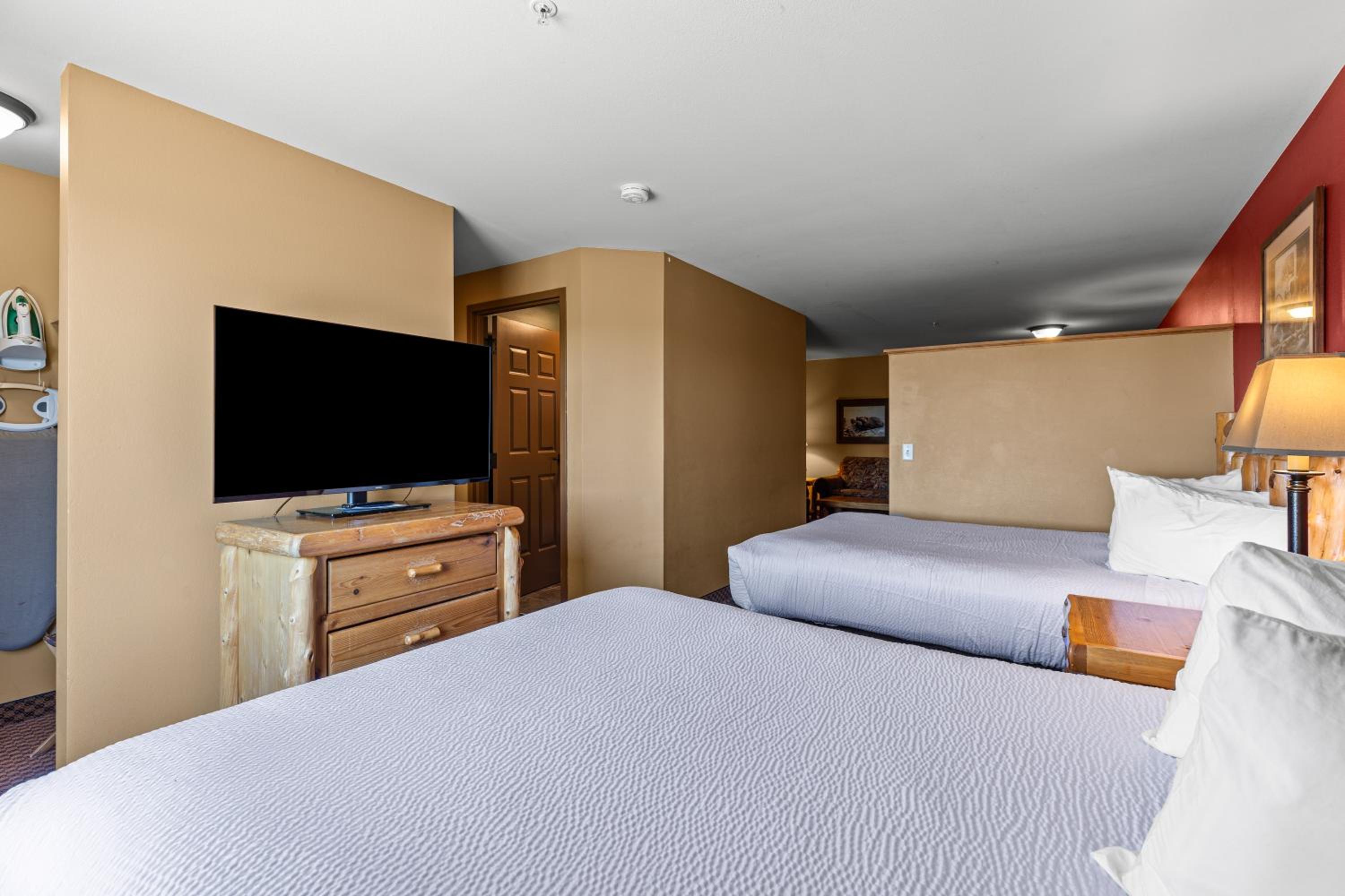 Queen Suite with Two Queen and One Sofa Bed - Non-Smoking - Photo 5