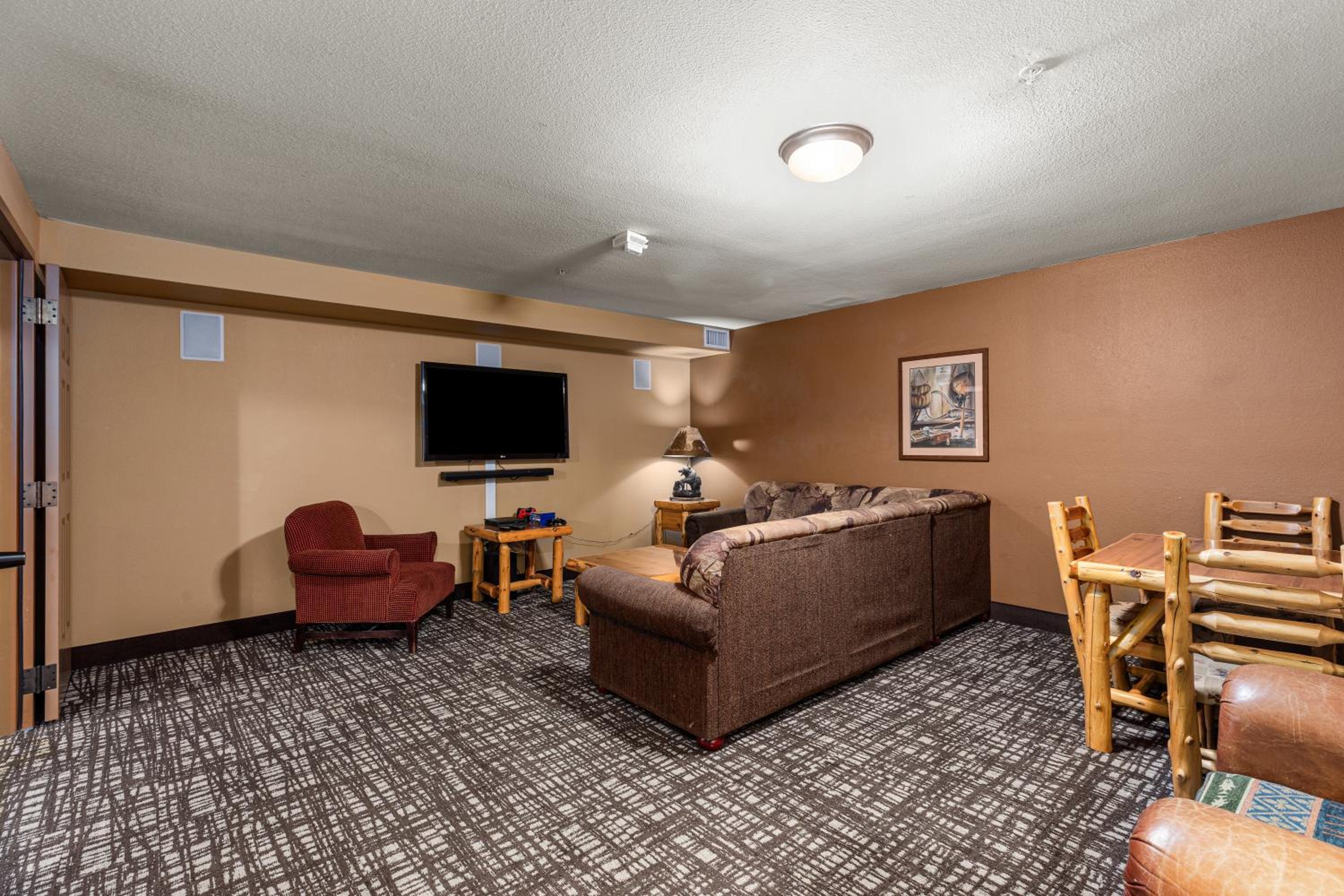Cinema Suite with Jetted Tub and Kitchenette - Non-Smoking photo 3