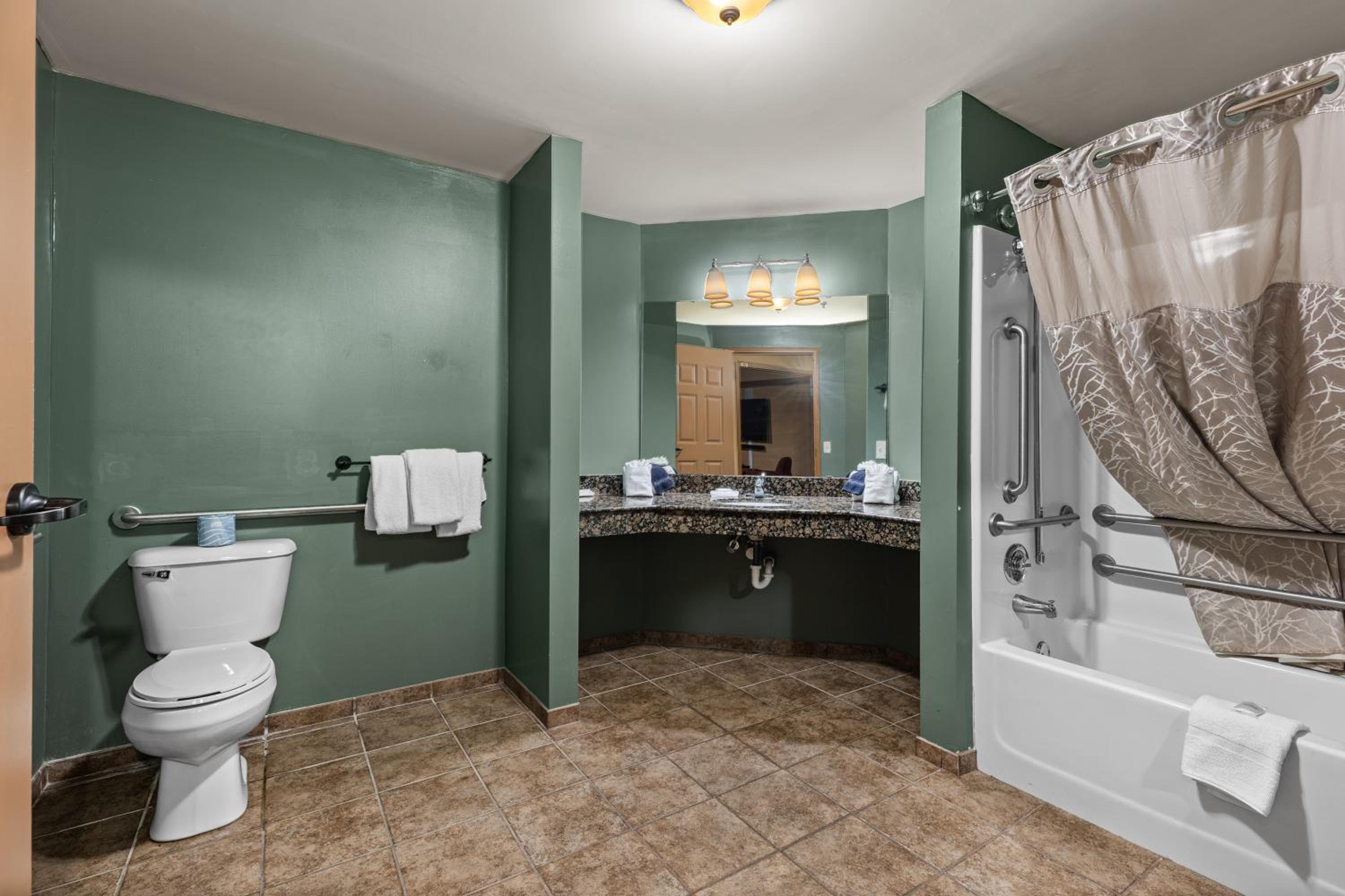 Cinema Suite with Jetted Tub and Kitchenette - Non-Smoking photo 2