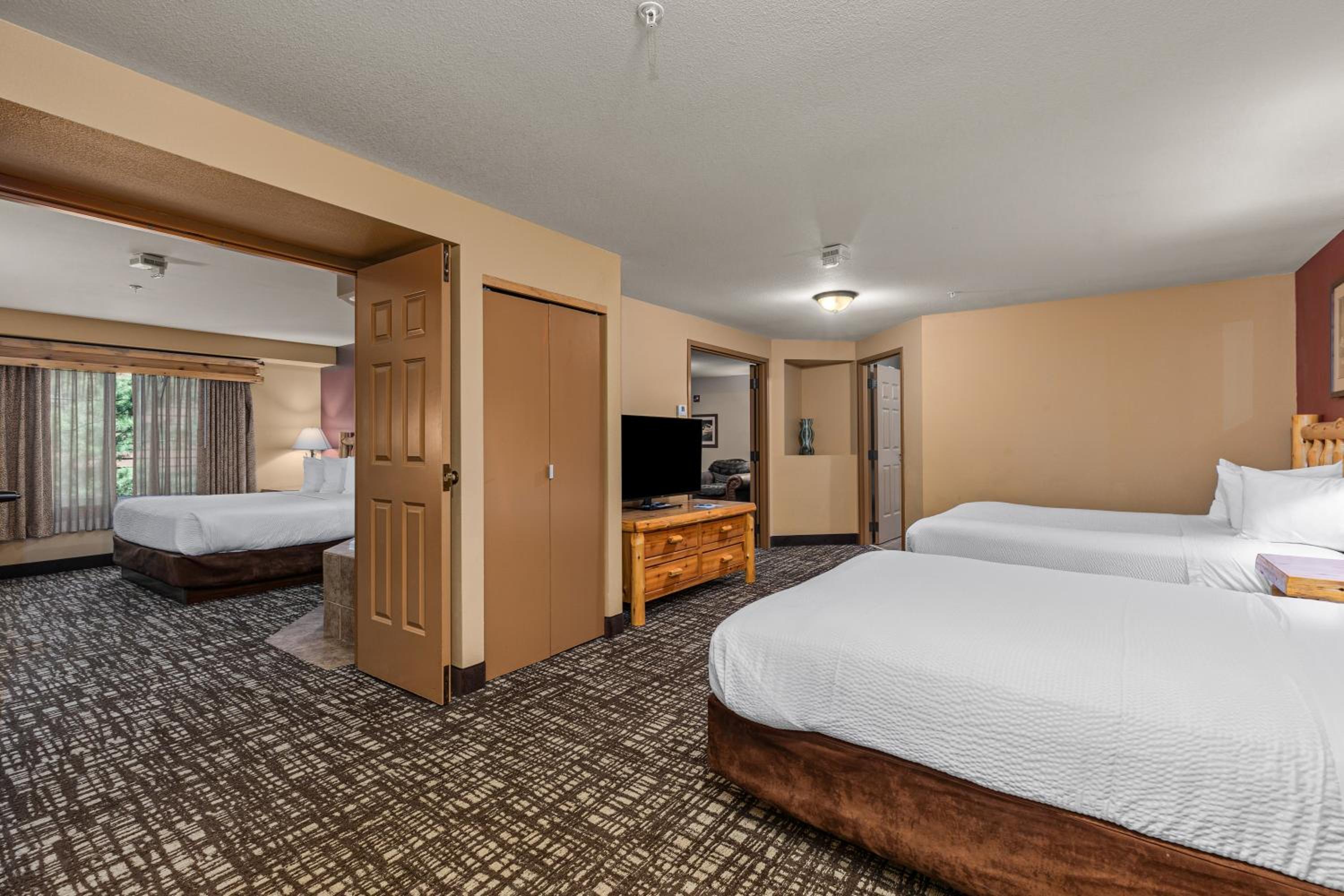 Cinema Suite with Jetted Tub and Kitchenette - Non-Smoking