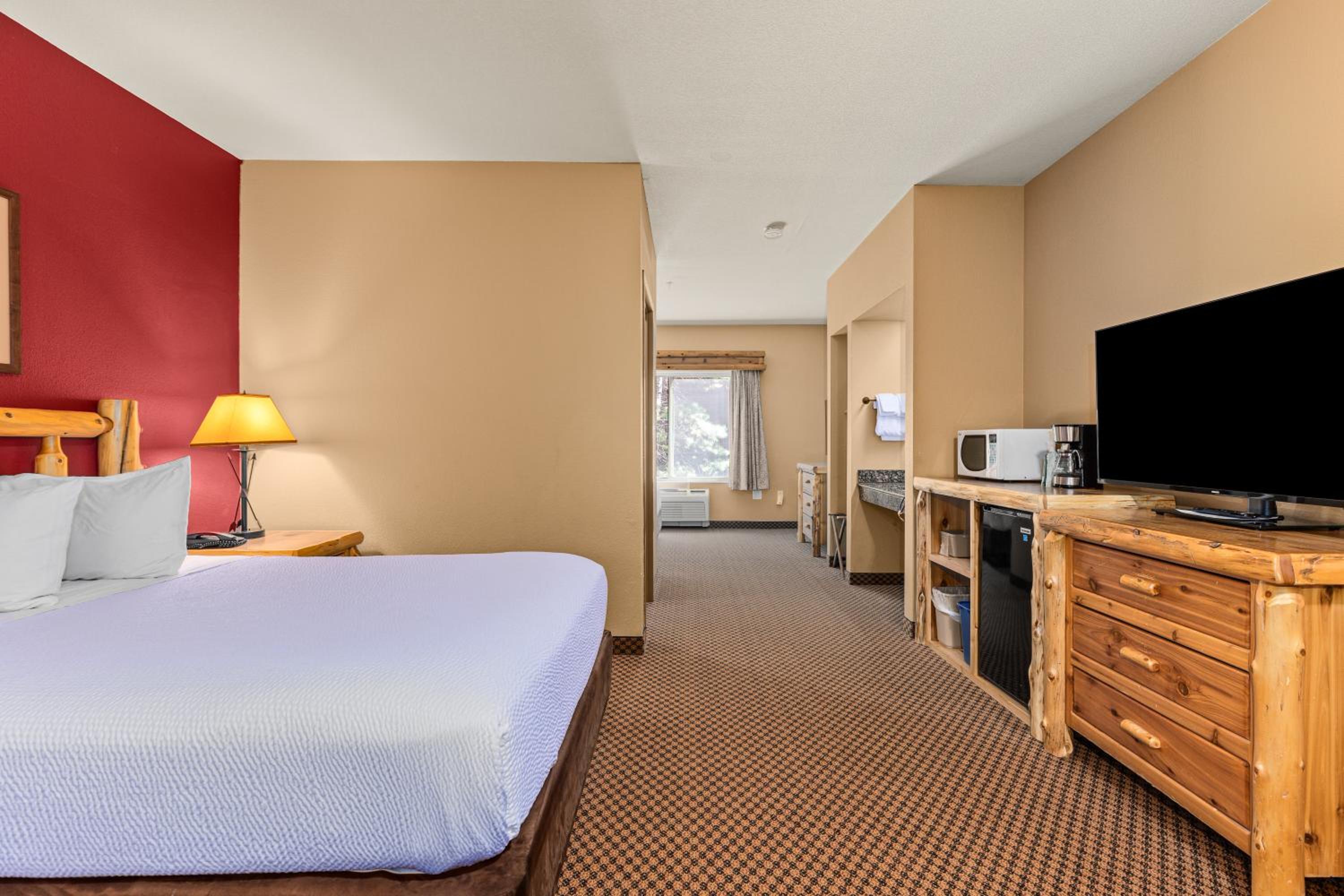Queen Room with Two Queen Beds - Dog Friendly/Non-Smoking photo 3