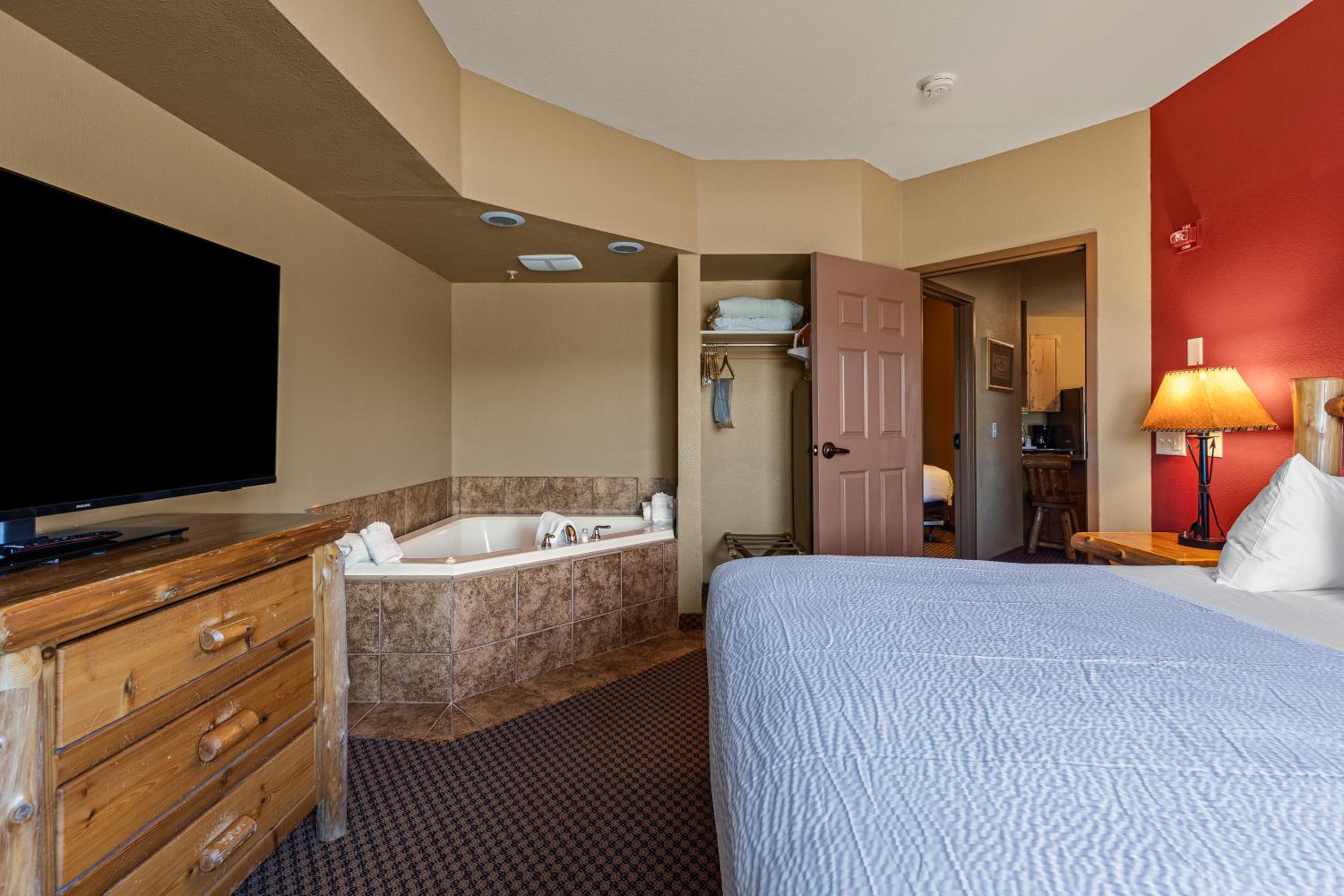 Standard Room with Jetted Tub and Full Kitchen - Non-Smoking photo 3